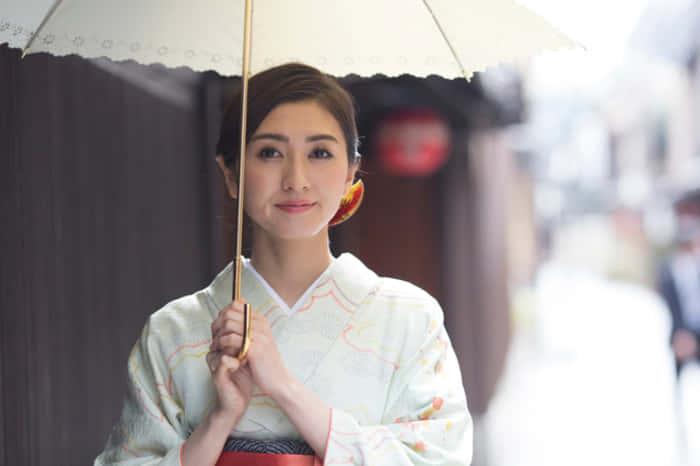 穿和服女士在日本街道上手持陽傘