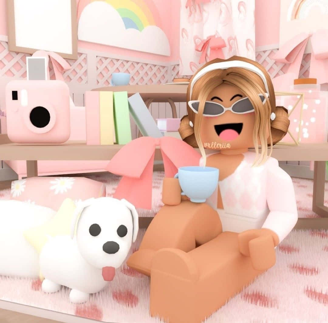 穿粉色房間的女孩與狗和咖啡杯 壁紙 — 一個開心的Roblox頭像在粉紅色房間裡笑著，旁邊有一隻白色狗公仔，手持藍色馬克杯。