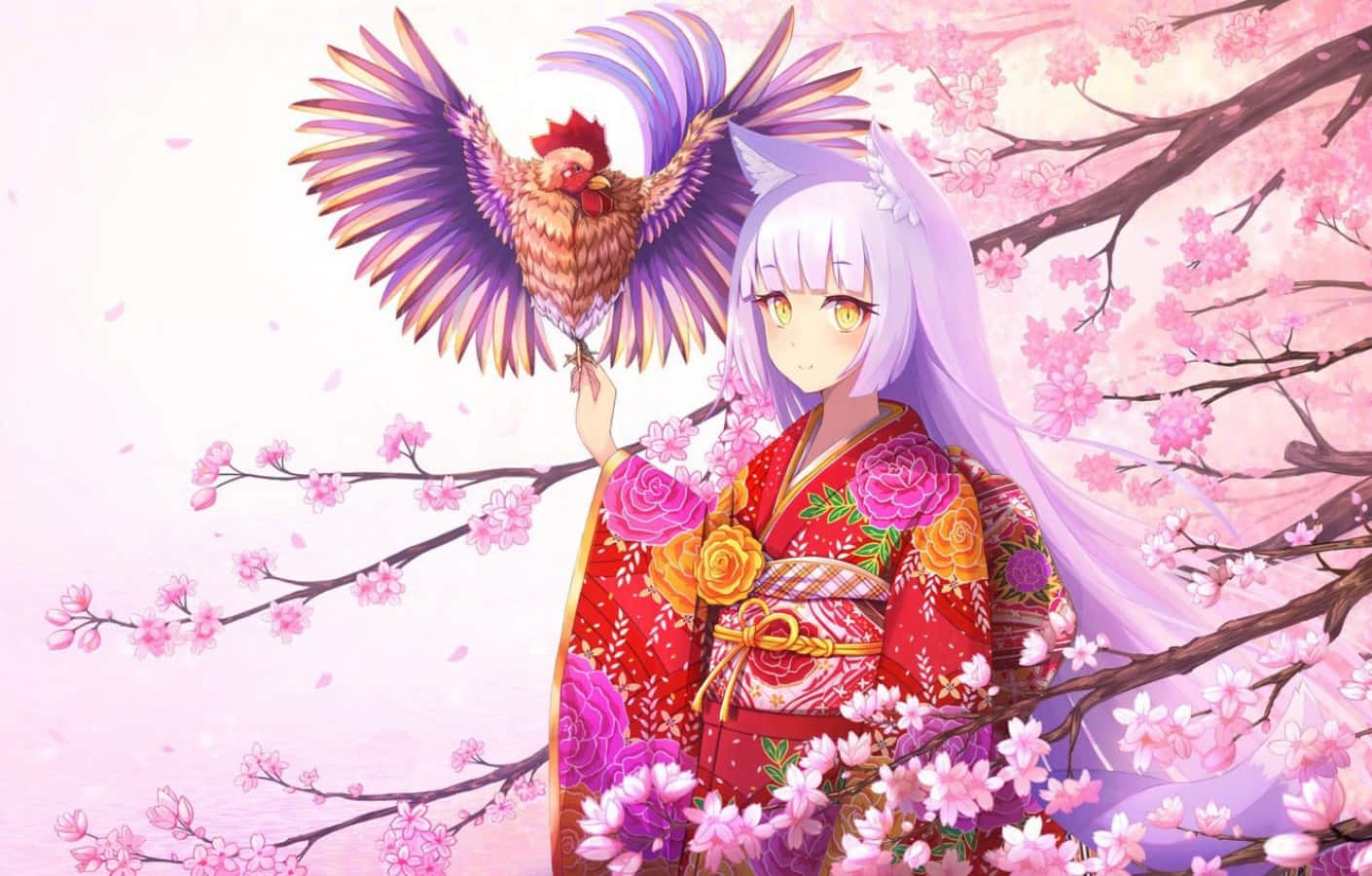 穿紅色和服的九尾狐少女動漫畫 壁紙 — 一位寧靜的動漫女孩穿著花卉和服，在飄落的櫻花中抱著一隻雄偉的紫色翅膀公雞。