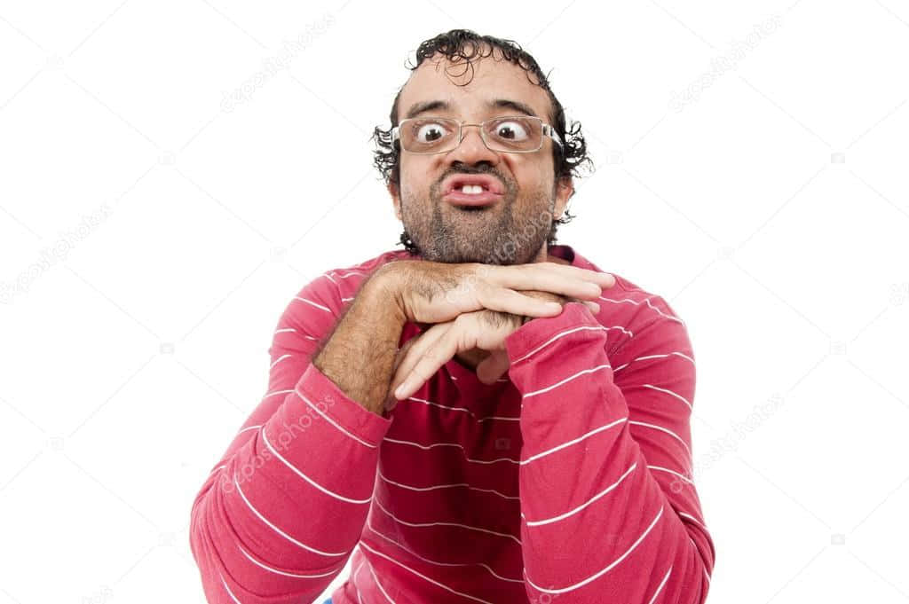 穿紅色條紋襯衫的男人雙手托腮做出搞笑的驚訝表情。