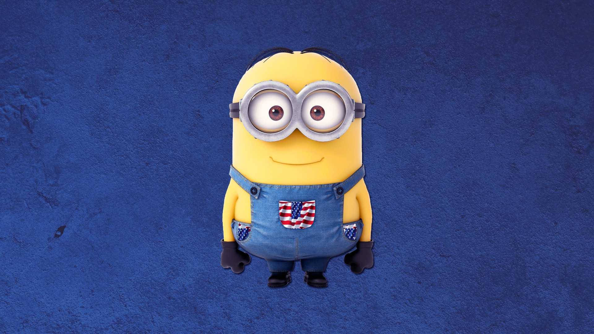 黃色Minion穿著帶有美國國旗補丁的牛仔工裝褲，背景為有紋理的藍色。