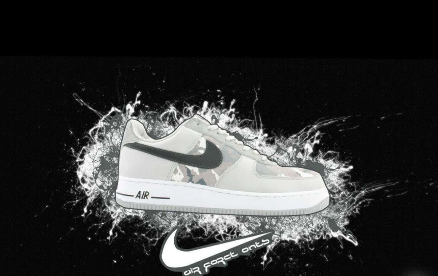 白色Nike Air Force 1運動鞋帶有迷彩圖案，在黑色背景上穿過白色飛濺。