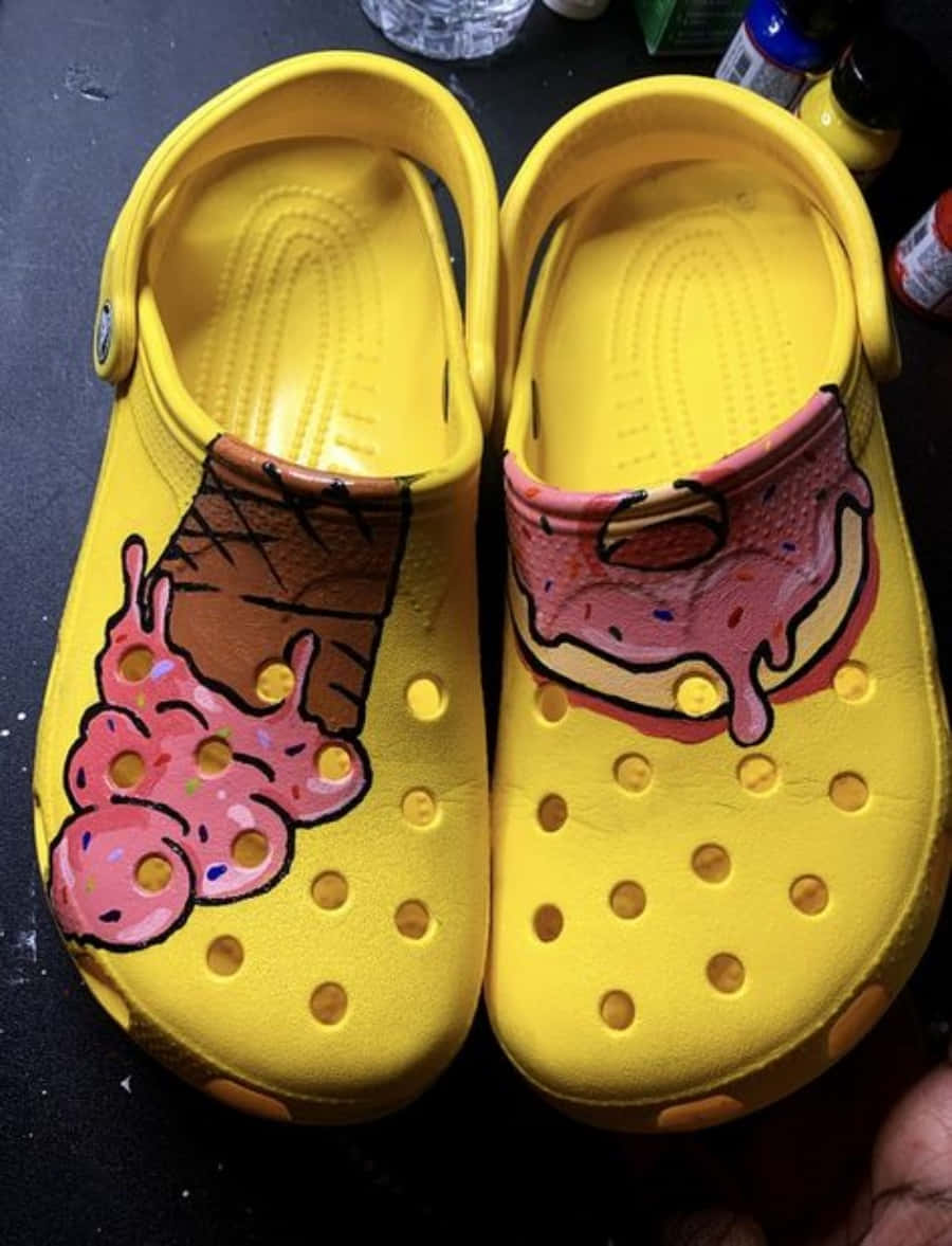 黃色Crocs鞋繪有雪糕和冬甩圖案。