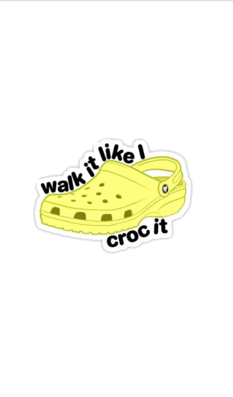 穿著Crocs，自在探索戶外 壁紙 — 一個亮黃色嘅Croc鞋貼紙，上面有 playful 嘅文字 walk it like I croc it。