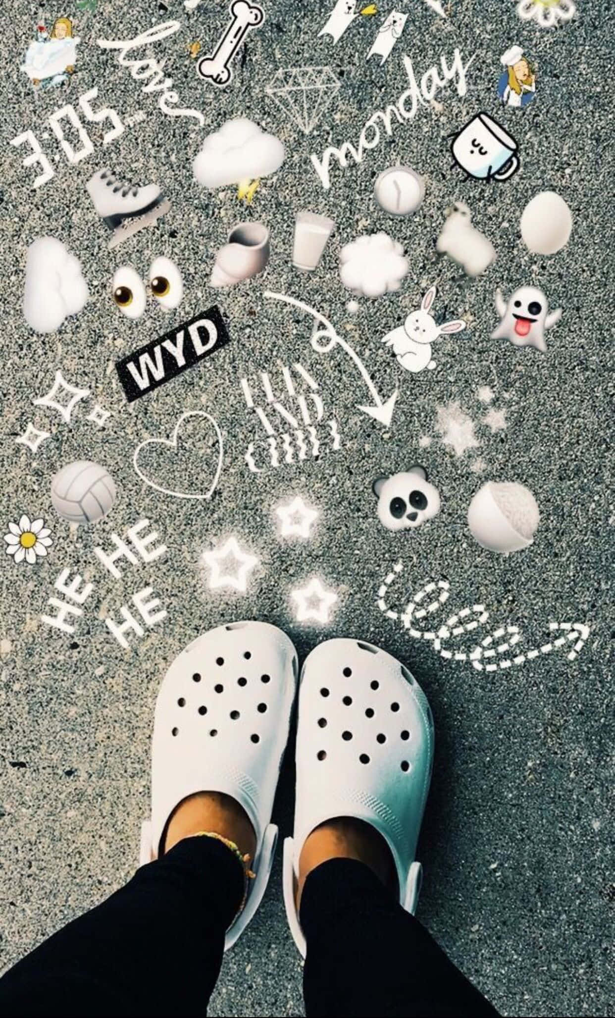 穿著Crocs鞋，享受舒適生活 壁紙 — 第一人稱視角下行人路上的白色Crocs和塗鴉。