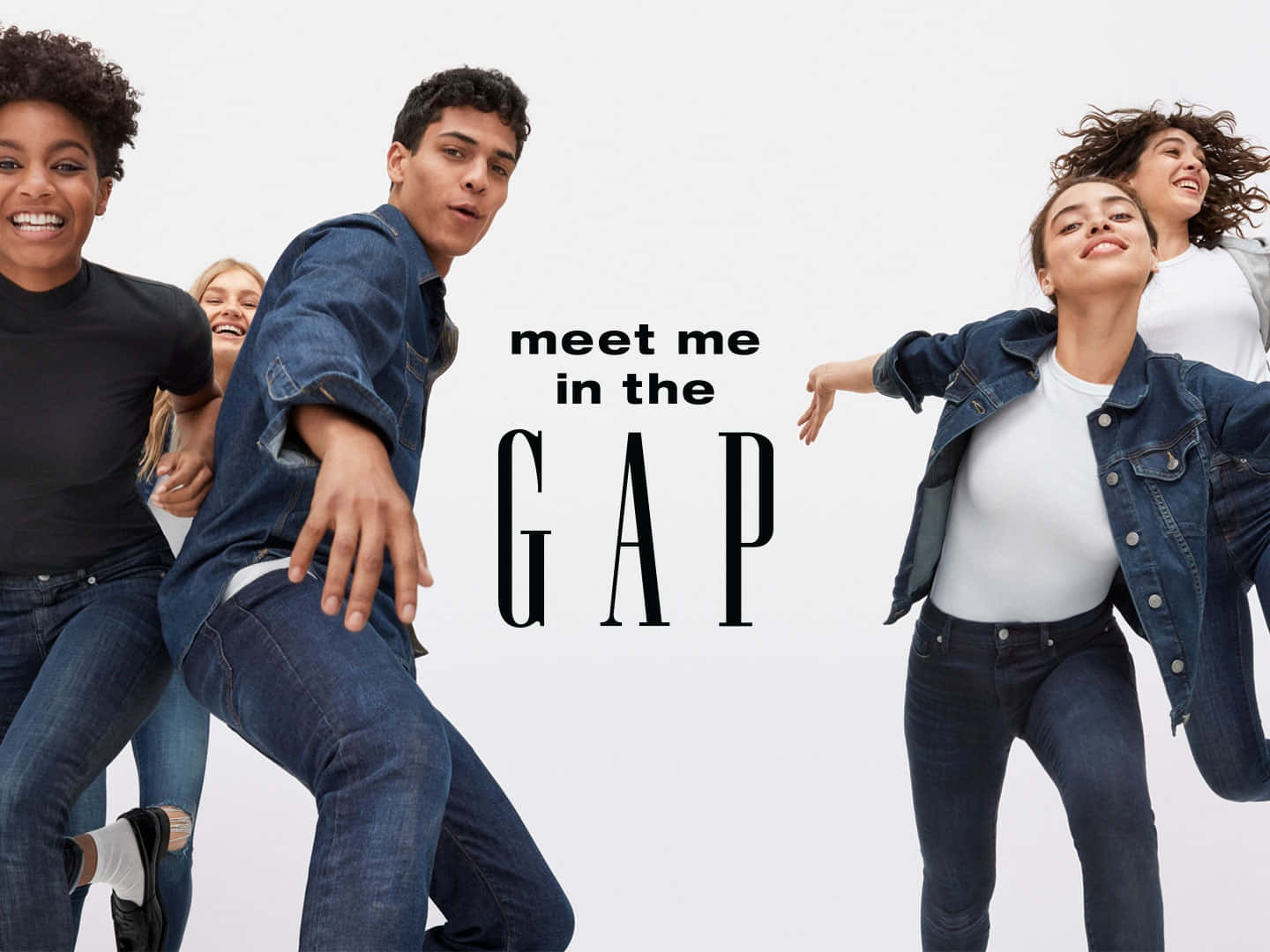 五位微笑嘅年輕人穿著牛仔衫為 Gap 廣告擺姿勢。