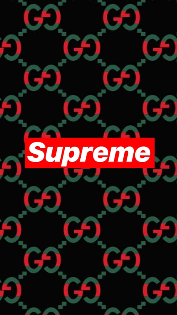 黑色背景，重複Gucci標誌，中央有一個Supreme標誌。