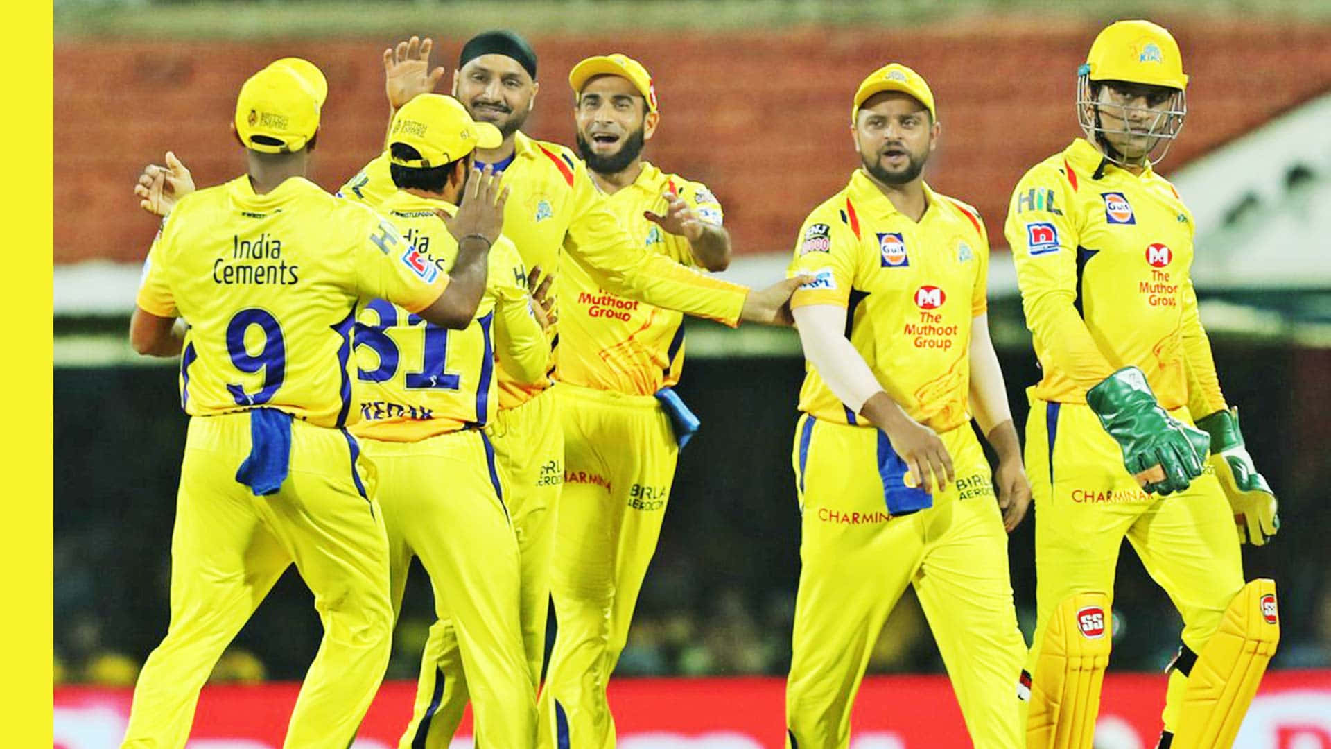 Csk 桌布 壁紙 — 穿著亮黃色球衣的板球運動員在體育場上以擊掌和喜悅的表情慶祝一個三柱門。