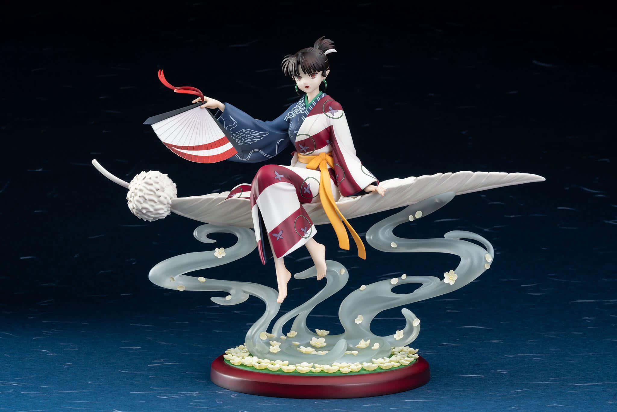 Inuyasha Kagura 桌布 壁紙 — 穿著傳統長袍的女孩騎著白鶴，在旋轉的迷霧和櫻花中的動漫人偶。
