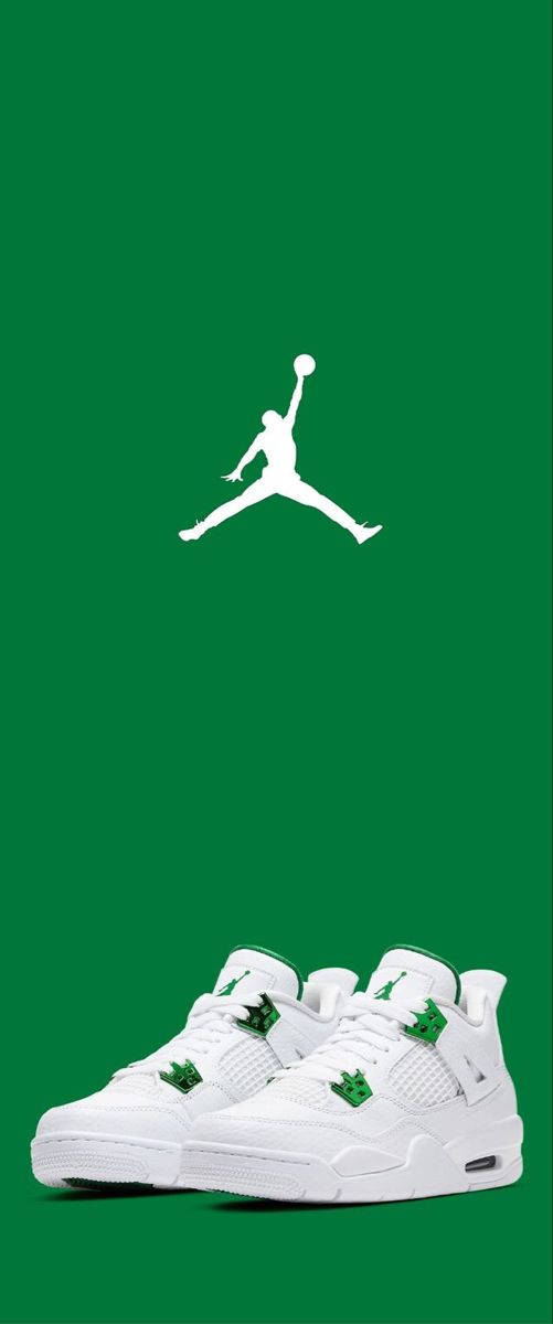 白色Jordan 4運動鞋，帶有綠色細節和Jumpman標誌，綠色背景。