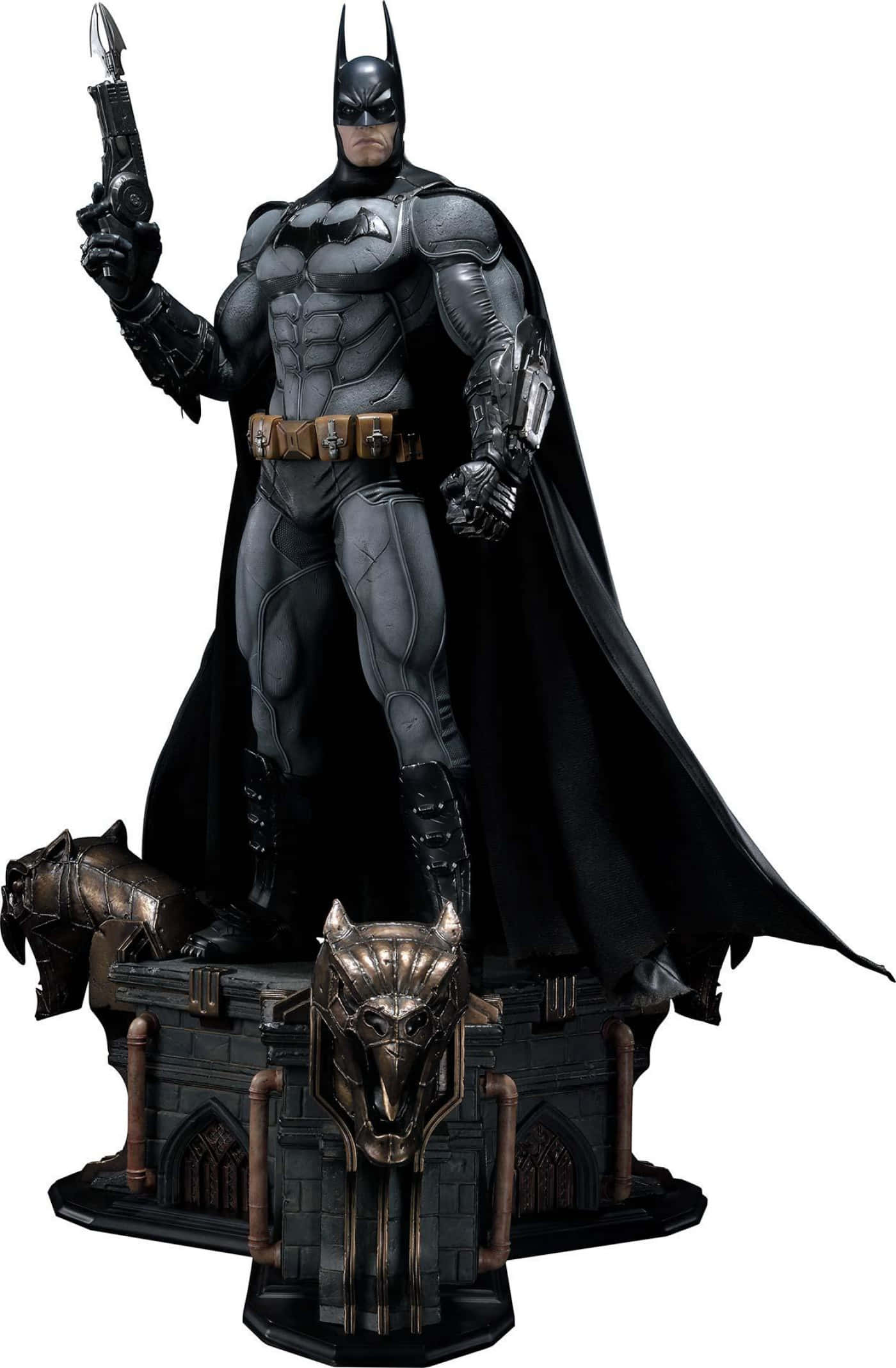 Bat-suit 桌布 壁紙 — 穿著全副盔甲的蝙蝠俠雕像，在帶有狼頭圖案的哥德式底座上手持蝙蝠鏢。