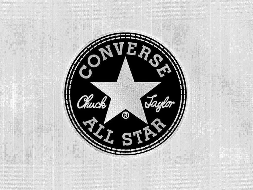 穿著匡威鞋，自信邁步向前 壁紙 — 經典黑白 Converse All Star 標誌居中於有紋理的淺灰色條紋背景上。