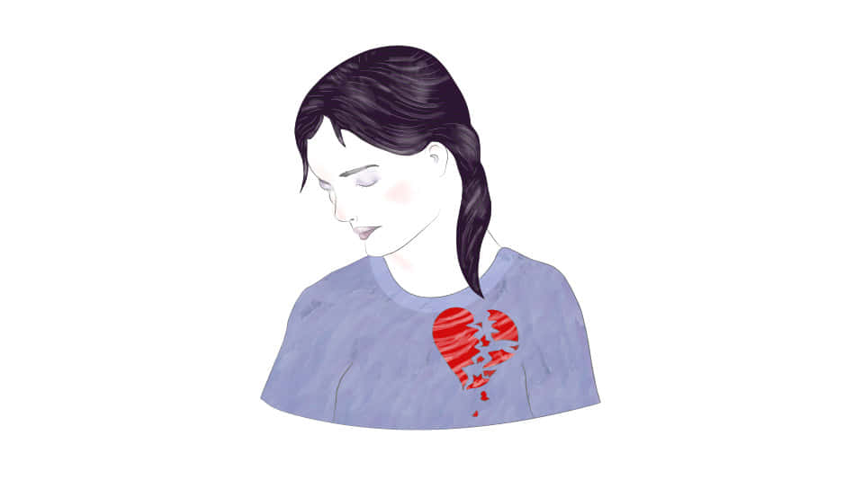 穿著印有破碎心衣服的女子 壁紙 — 一位深色頭髮編成辮子的女性悲傷地低頭看著，一個紅色的破碎心臟濺在她的紫色襯衫上。