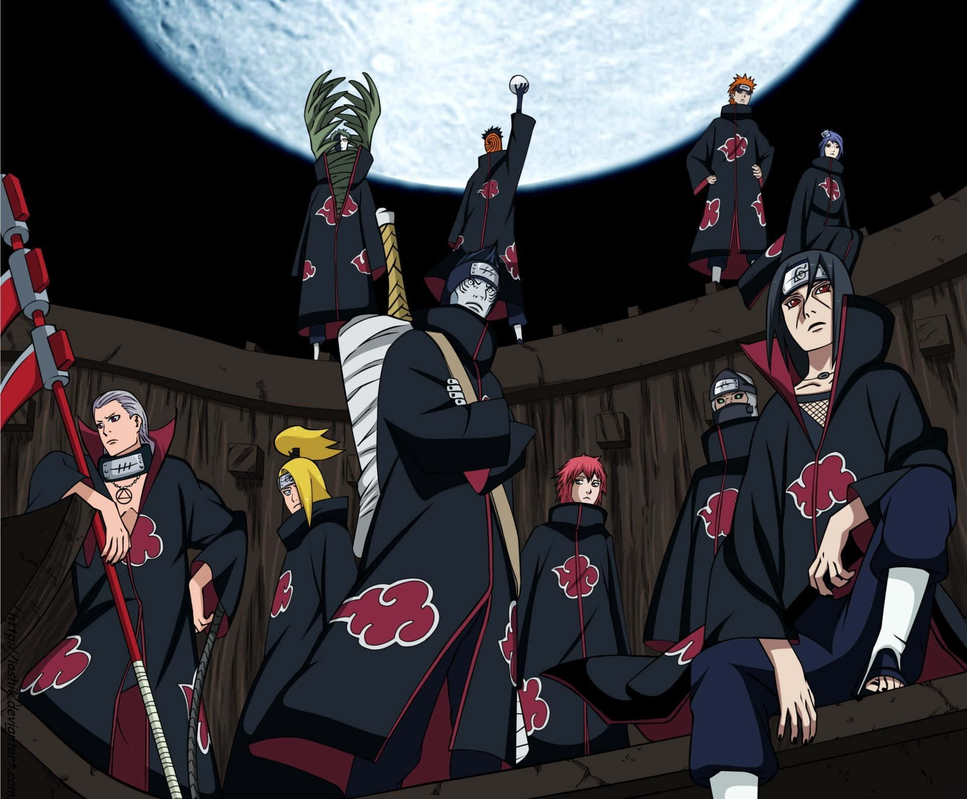 Black Zetsu 桌布 壁紙 — 穿著帶有紅色雲朵的黑色斗篷的動漫角色站在巨大月亮下的木製平台上。