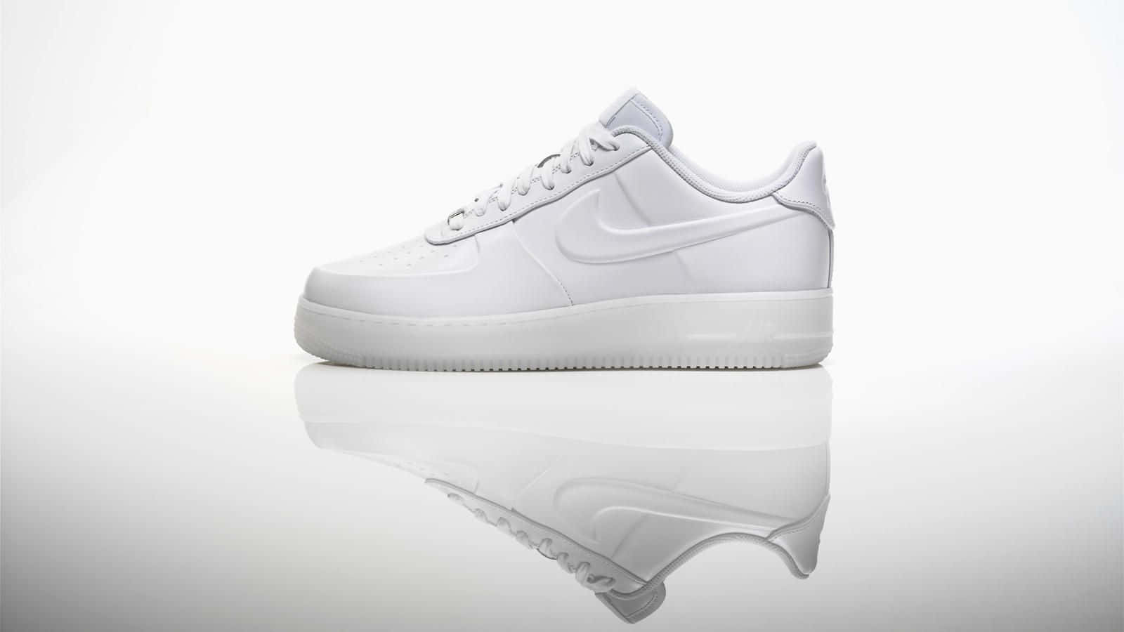 白色背景上帶有倒影的白色Nike Air Force 1運動鞋。