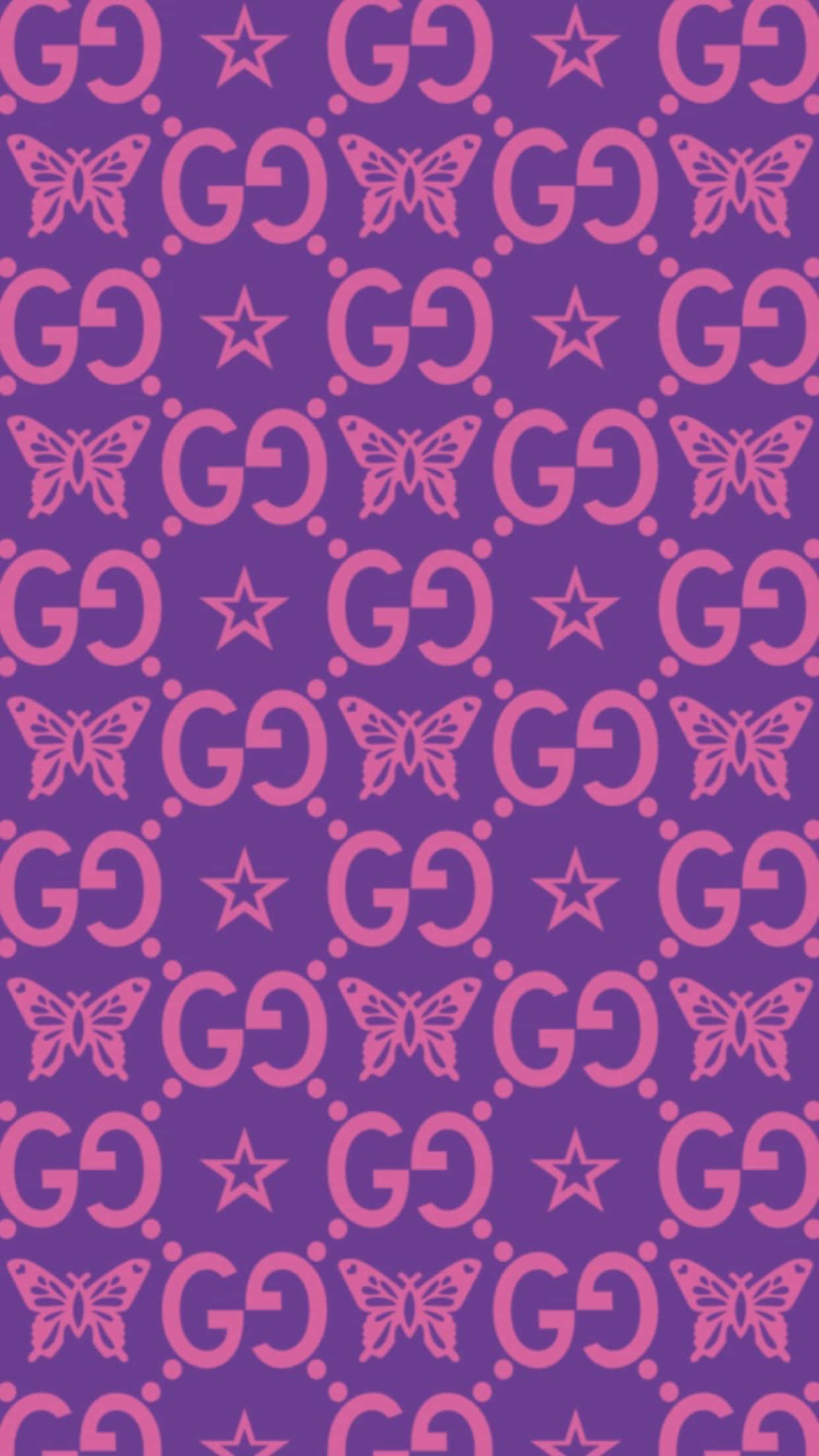 穿著時尚紫調 Gucci 裙裝，展現無限奢華 壁紙 — 在紫色背景上重複的粉紅色蝴蝶、星星和GG標誌圖案。