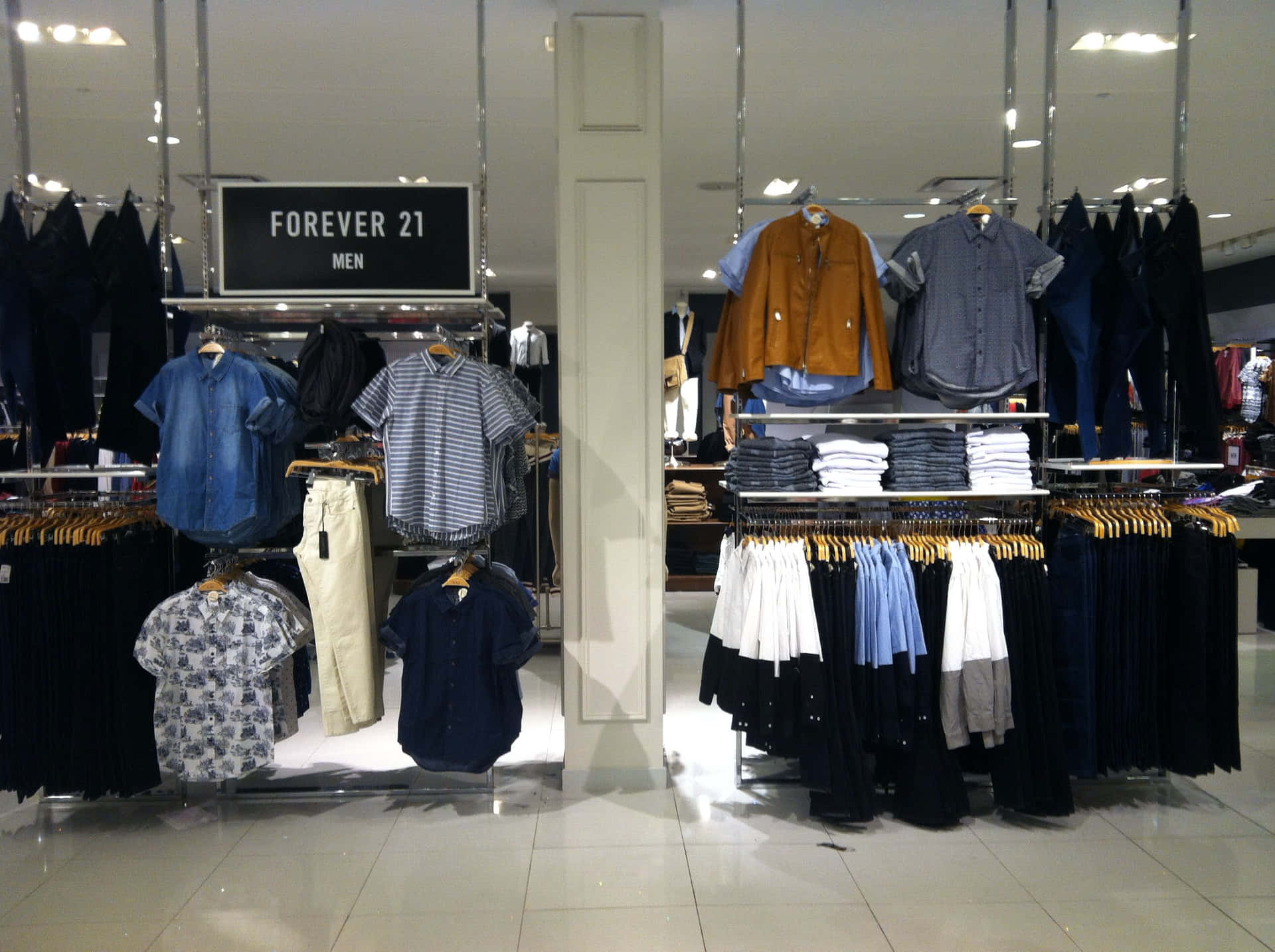 Forever 21男裝店，陳列著襯衫、褲子和外套的貨架。