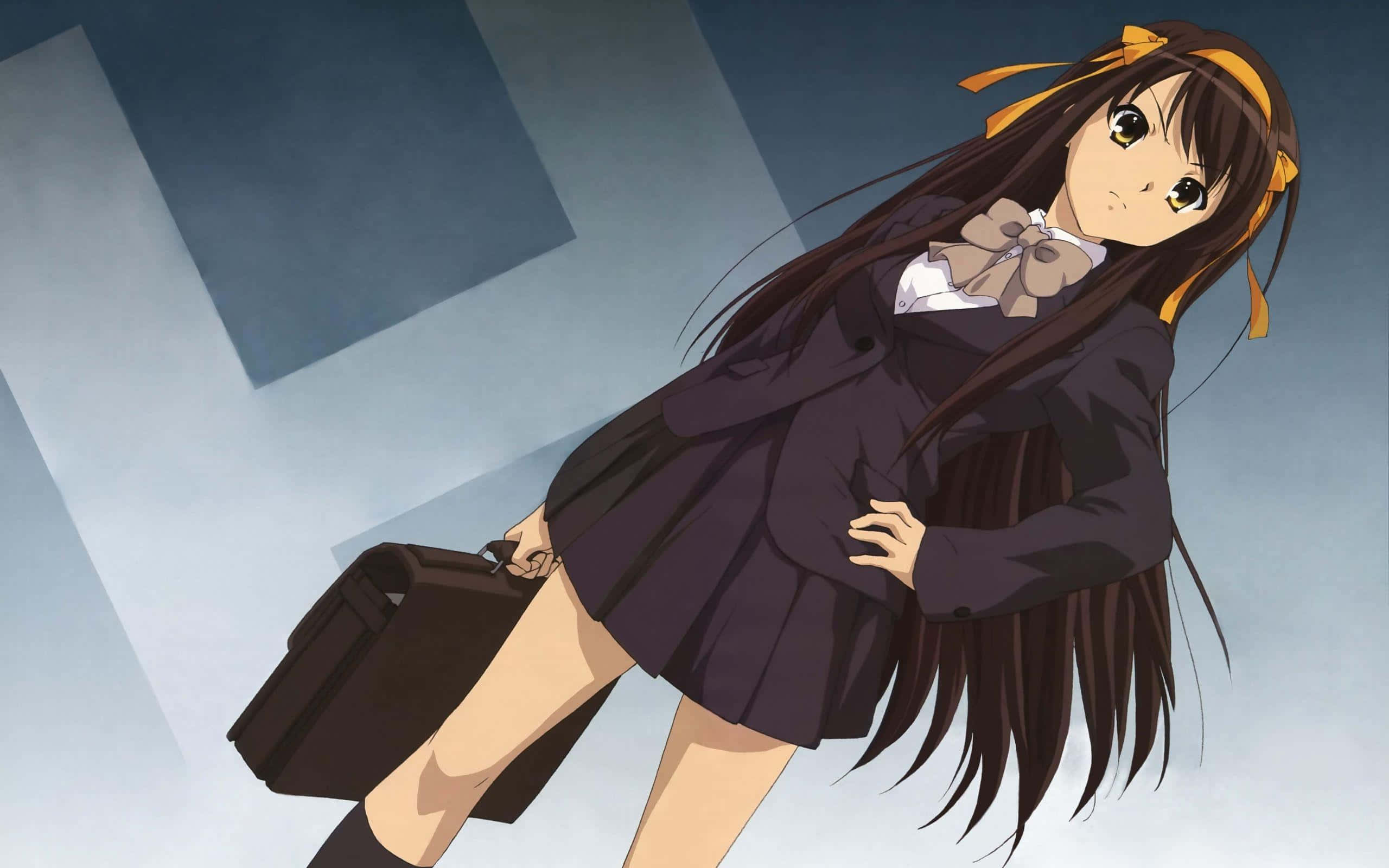 The Melancholy Of Haruhi Suzumiya 桌布 壁紙 — 穿著校服、留著長黑髮、繫著黃色蝴蝶結的動漫女孩，隨意地靠著幾何圖案的藍色牆壁，手提公事包。