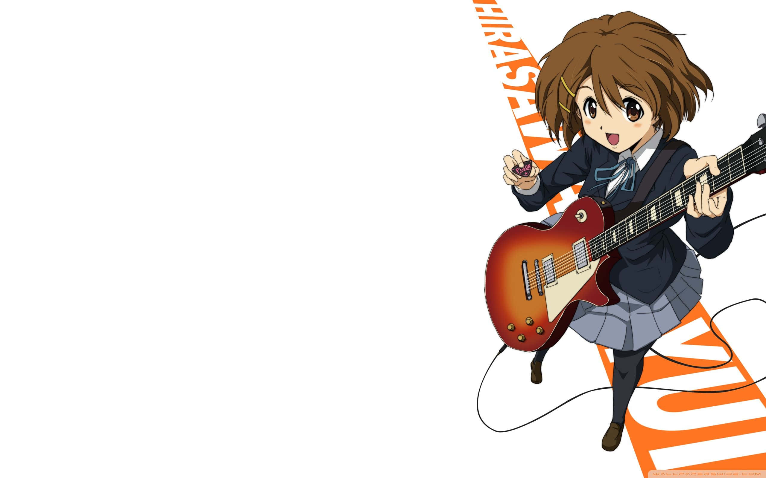 yui hirasawa 桌布 壁紙 — 穿著校服的動漫女孩在橙色文字背景上充滿活力地彈奏紅色電結他。