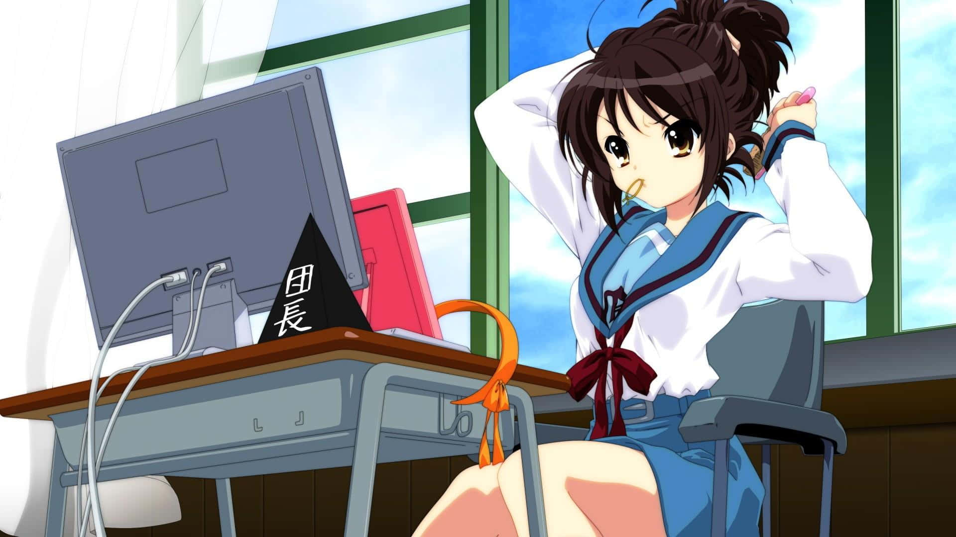 Haruhi Suzumiya 桌布 壁紙 — 穿著校服的動漫女孩在窗邊的桌子上懶洋洋地伸展身體，旁邊有電腦和橙色絲帶。