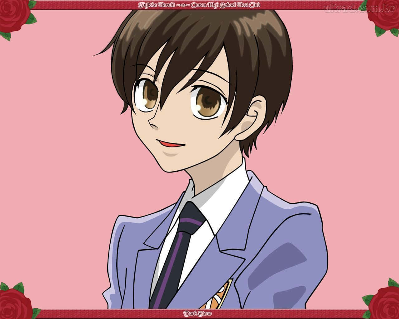 haruhi fujioka 桌布 壁紙 — 穿著校服的動畫男孩在粉紅色背景上微笑，角落有紅玫瑰。