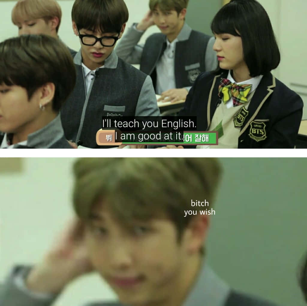Bts Meme 桌布 壁紙 — 穿著校服的學生坐在課室裡，字幕顯示幽默的英語課交流。
