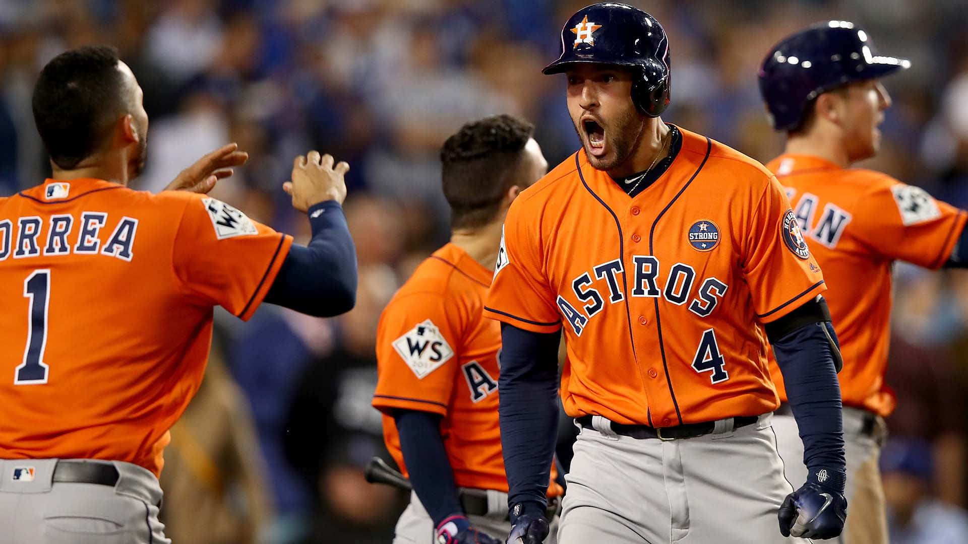 Astros 桌布 壁紙 — 穿著橙色球衣的侯斯頓太空人棒球運動員在球場燈光下的夜間比賽中熱情慶祝。