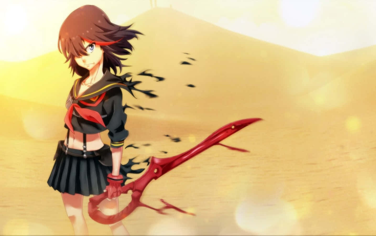Kill La Kill Senketsu 桌布 壁紙 — 穿著水手服的動畫女孩在沙漠背景下揮舞紅色鐮刀，太陽閃耀。