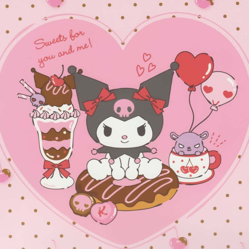穿著粉白服裝微笑的可愛庫洛米 壁紙 — Kuromi 坐在一個朱古力冬甩上，周圍有糖果、心形氣球和茶杯裡的小老鼠，全部在一個粉紅色心形框內。