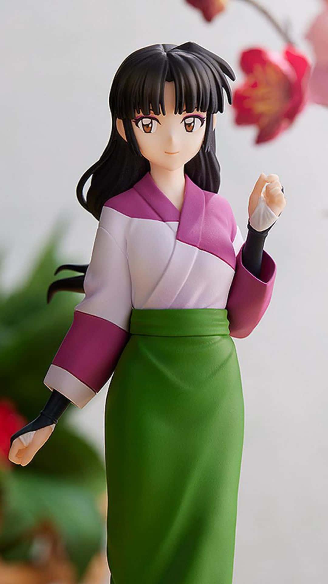 Sango 桌布 壁紙 — 穿著粉紅、白色和綠色和服的少女動漫人偶，背景柔和，帶有櫻花。
