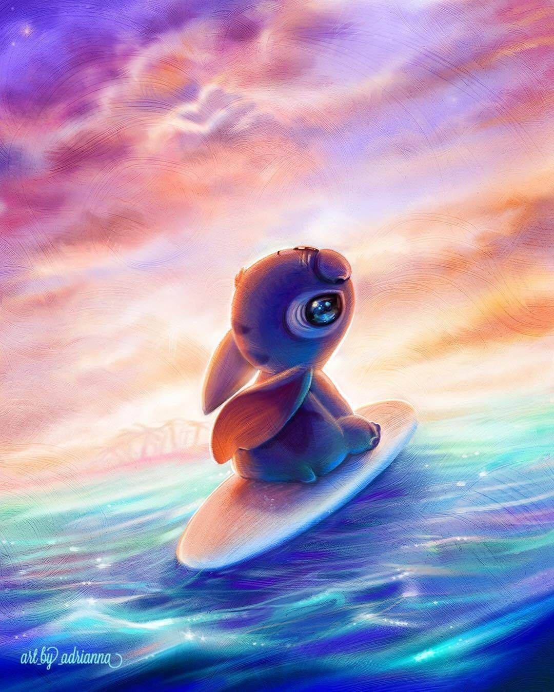 可愛的藍色外星人在日落時分的水面上衝浪，天空色彩繽紛。