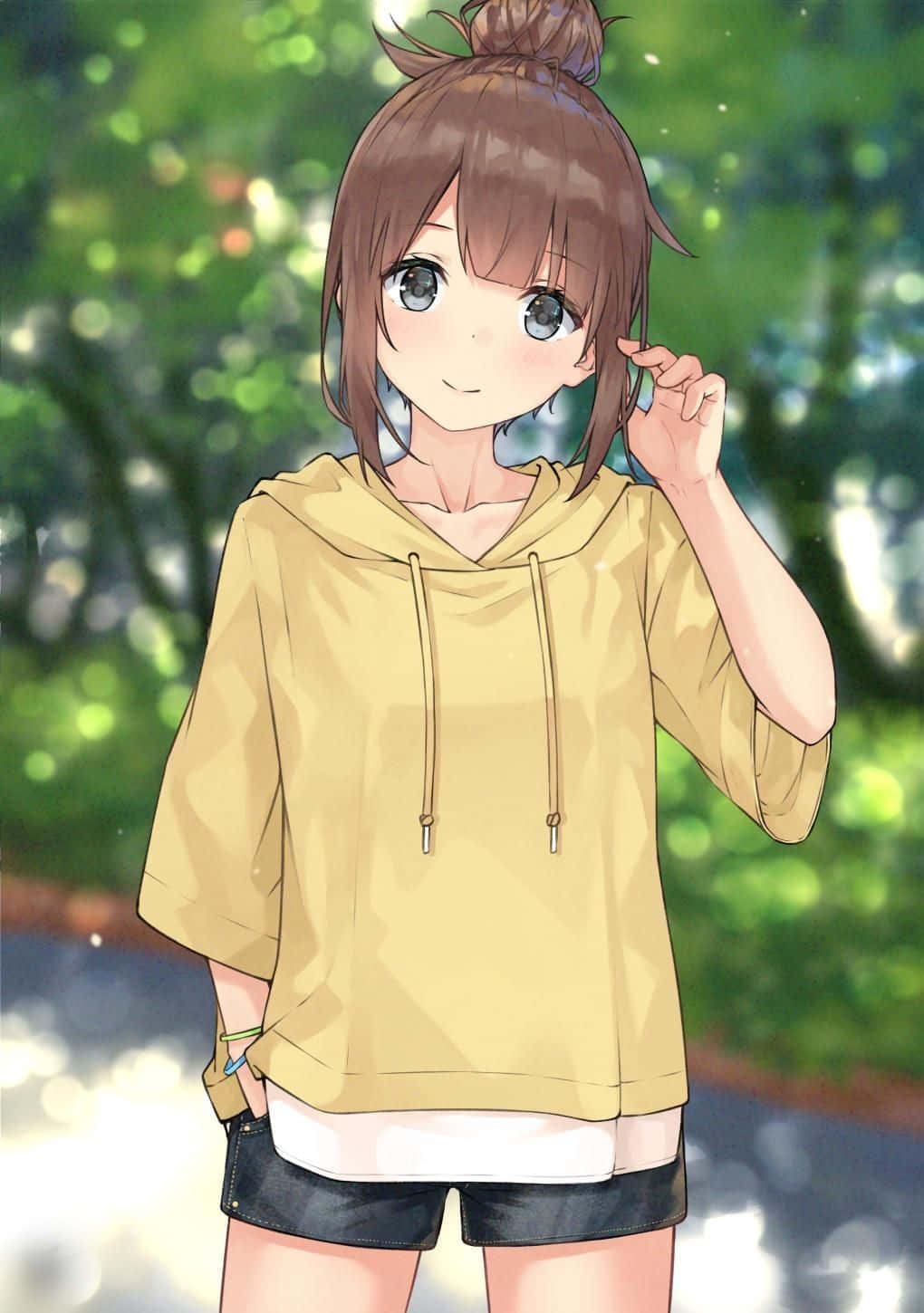 穿著粉色連帽衫的可愛動漫少女 壁紙 — 一個開朗的動漫女孩，棕色頭髮紮成髮髻，在陽光明媚的綠色公園裡微笑著調整耳機。