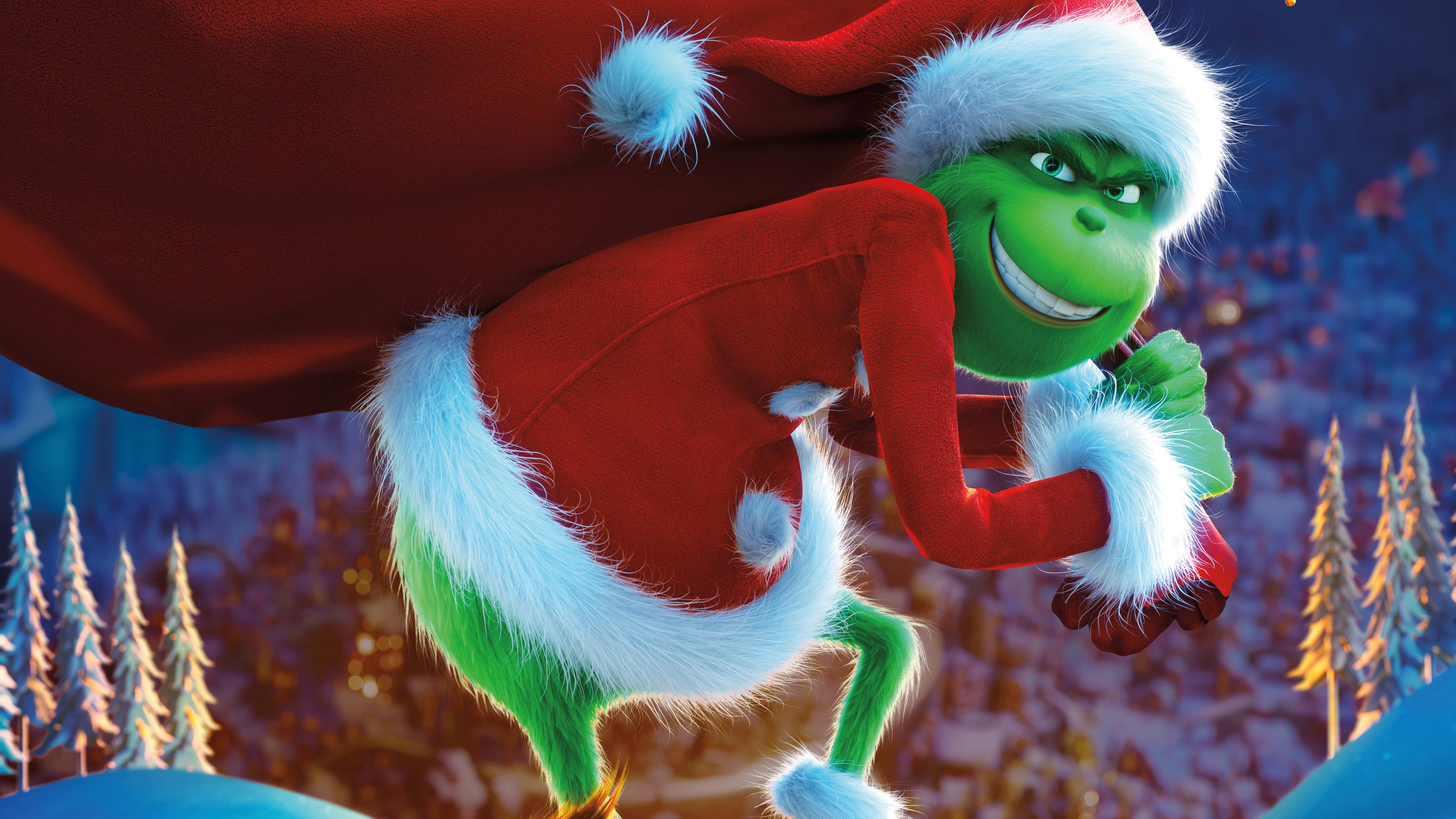 Cute Grinch 桌布 壁紙 — 穿著紅色聖誕老人服裝（白色飾邊和帽子）的鬼靈精，背著一個巨大的袋子，越過雪丘，背景有松樹。