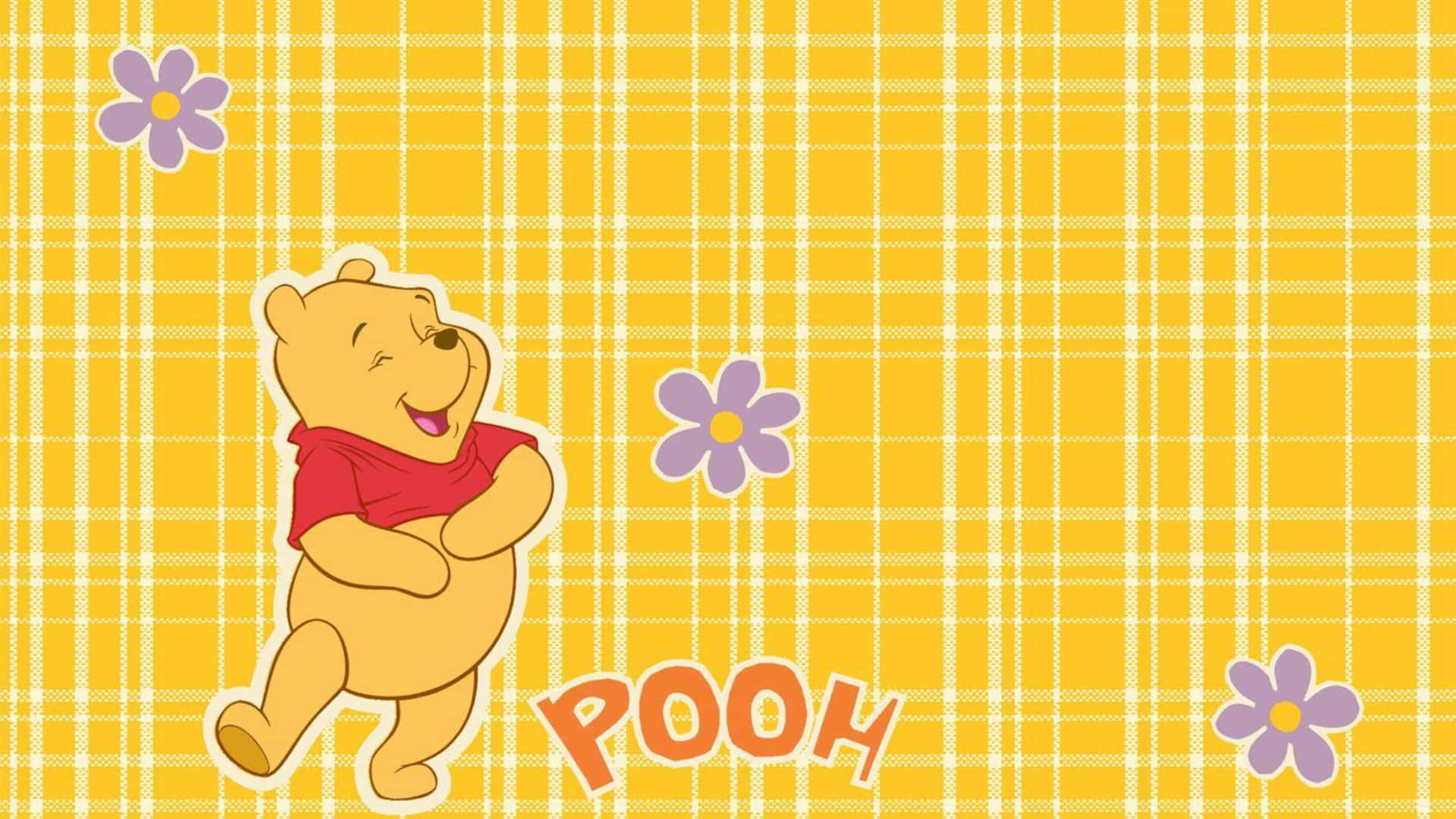 Winnie The Pooh Laptop 桌布 壁紙 — 穿著紅色襯衫的小熊維尼在黃色格子背景上帶著紫色花朵愉快地微笑。