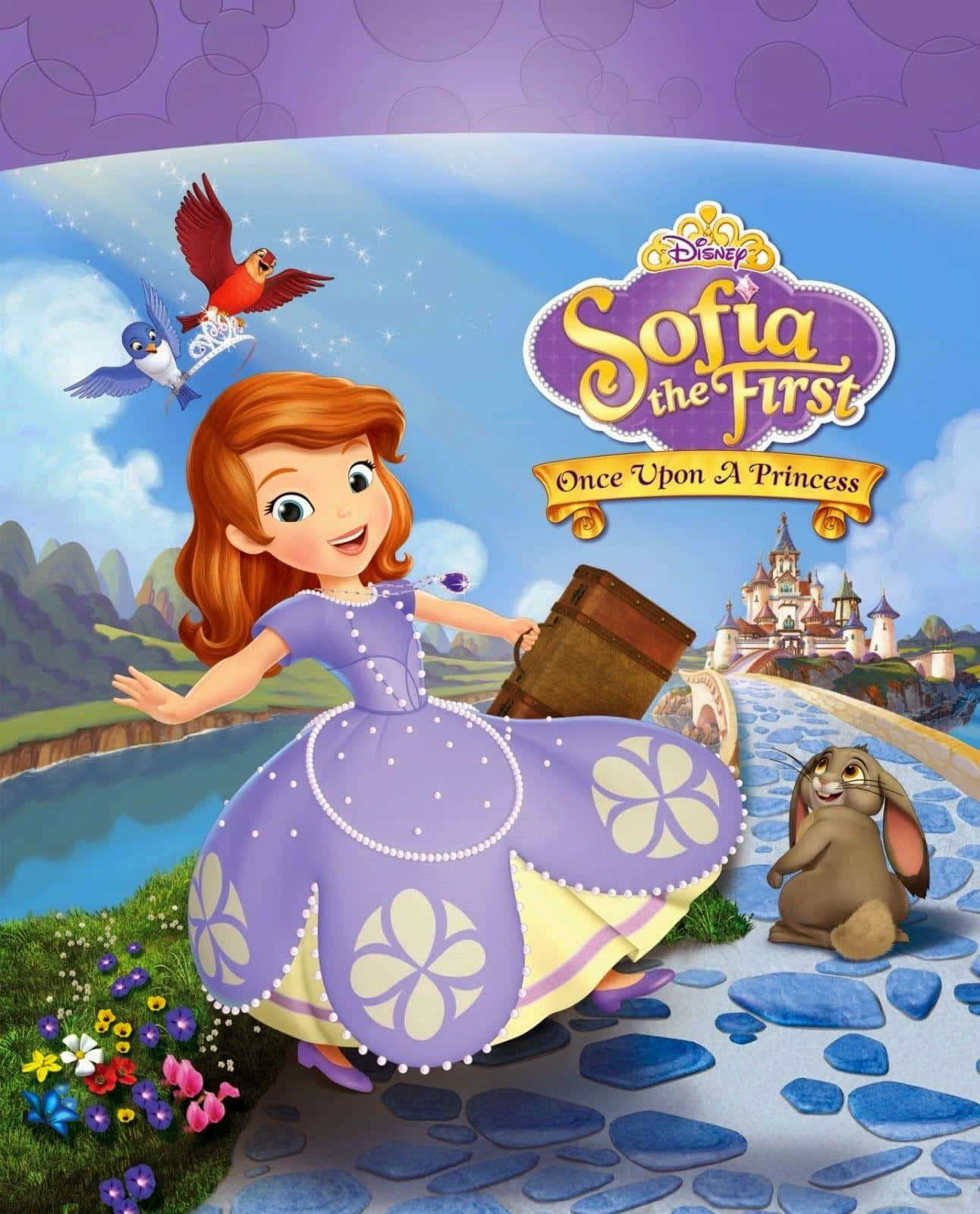 Sofia The First 桌布 壁紙 — 穿著紫色裙子的蘇菲亞公主與一隻兔子沿著鵝卵石小路走向城堡，頭頂有鳥兒飛翔。