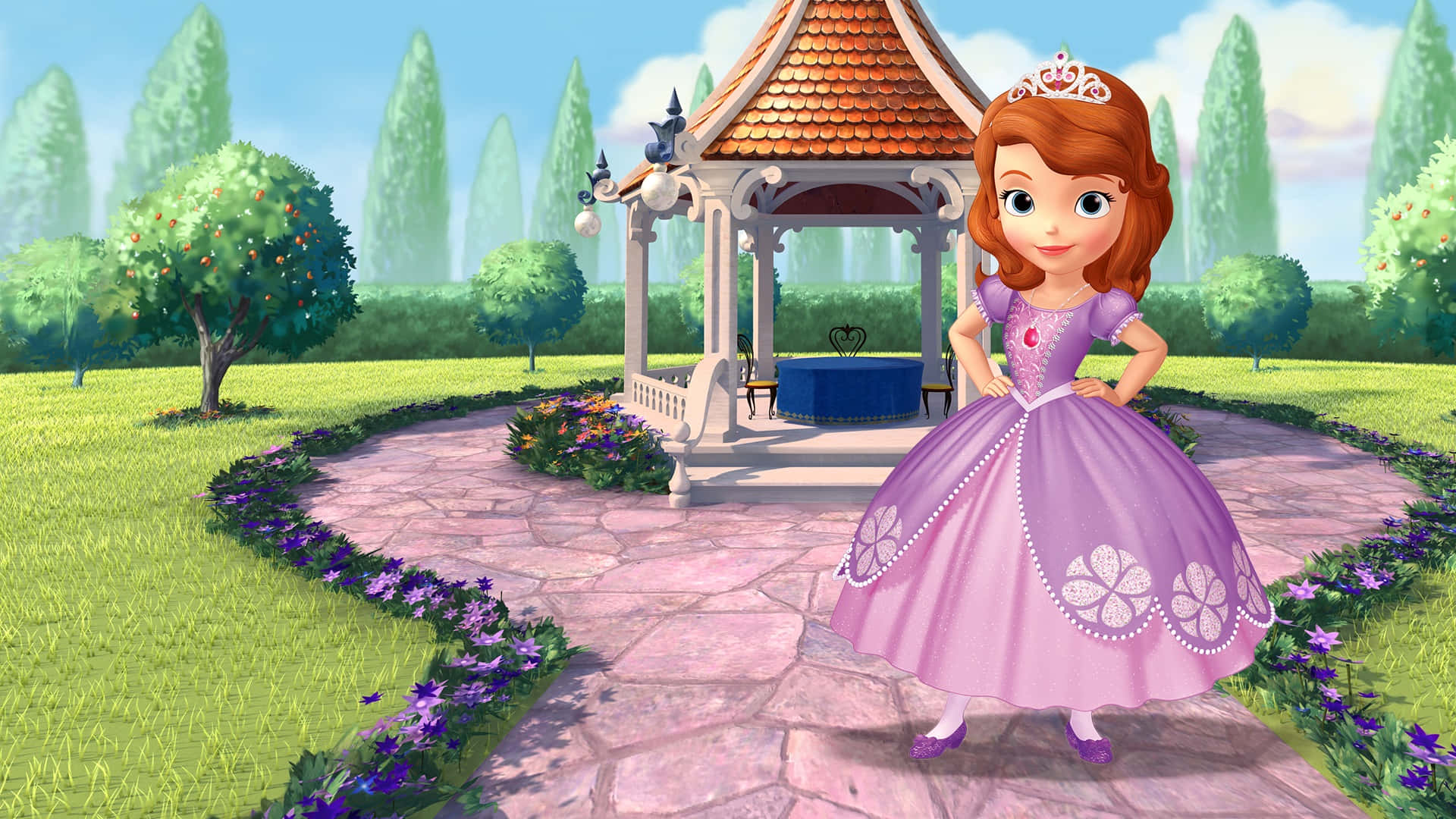 Sofia The First 桌布 壁紙 — 穿著紫色長袍的蘇菲亞公主自信地站在花園中涼亭旁的石徑上，花園裡有紫色的花朵和綠樹，生機勃勃。