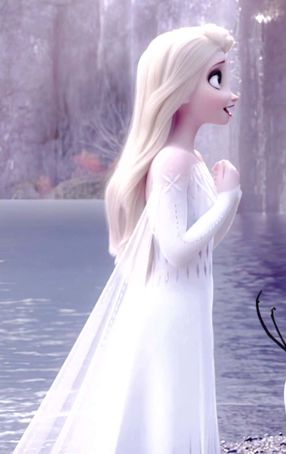 《魔雪奇緣》的愛莎身穿冰裙，站在結冰的湖邊。