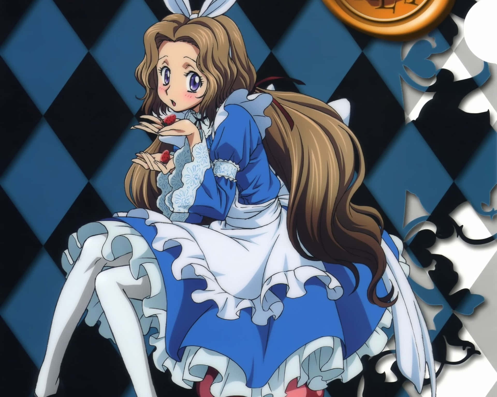 Nunnally Lamperouge 桌布 壁紙 — 穿著藍白連衣裙、戴著兔耳朵的動漫女孩，在黑白格紋背景前手持紅色漿果。
