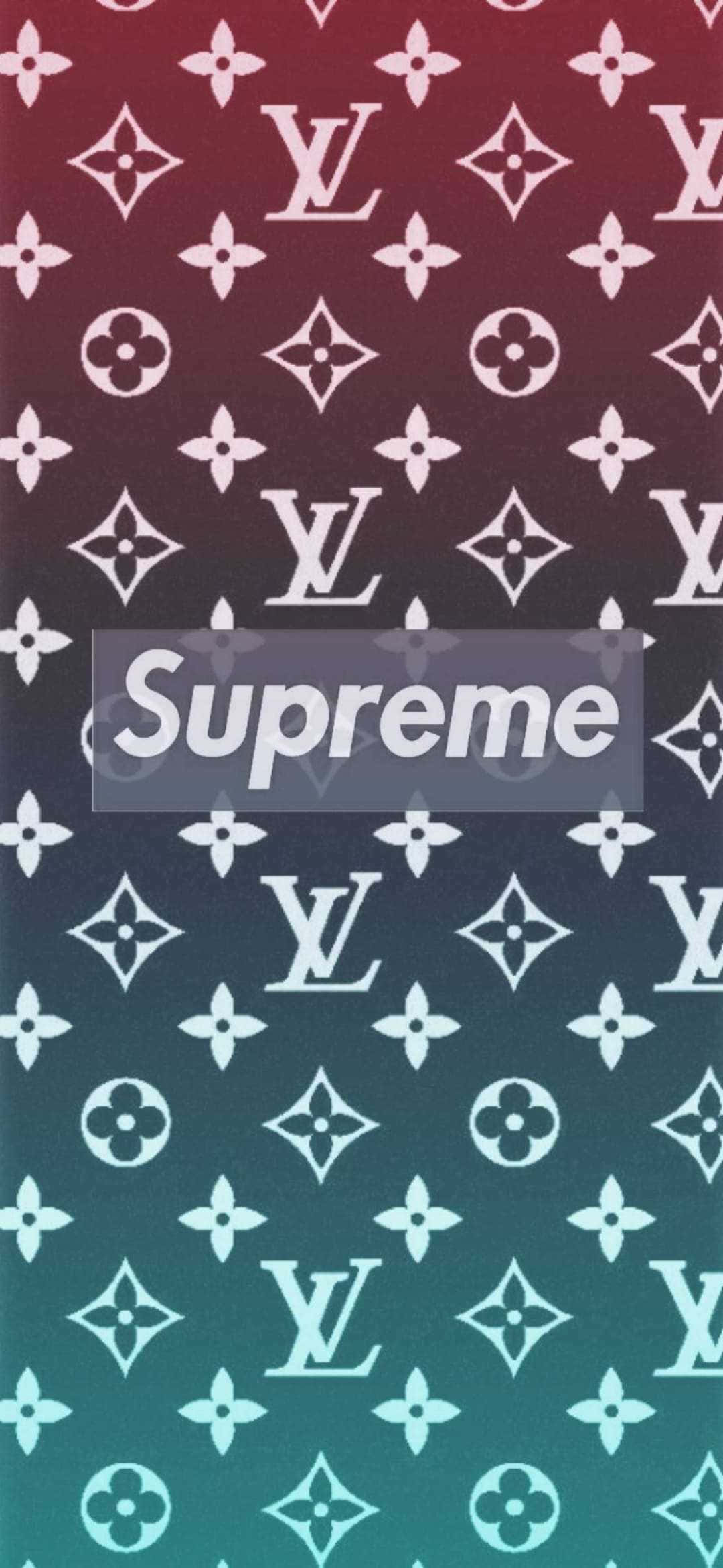 穿著藍色至尊，感受清新 壁紙 — 一款漸變壁紙，帶有重複的 Louis Vuitton 字母組合圖案，從酒紅色過渡到藍綠色，中央疊加 Supreme 標誌。