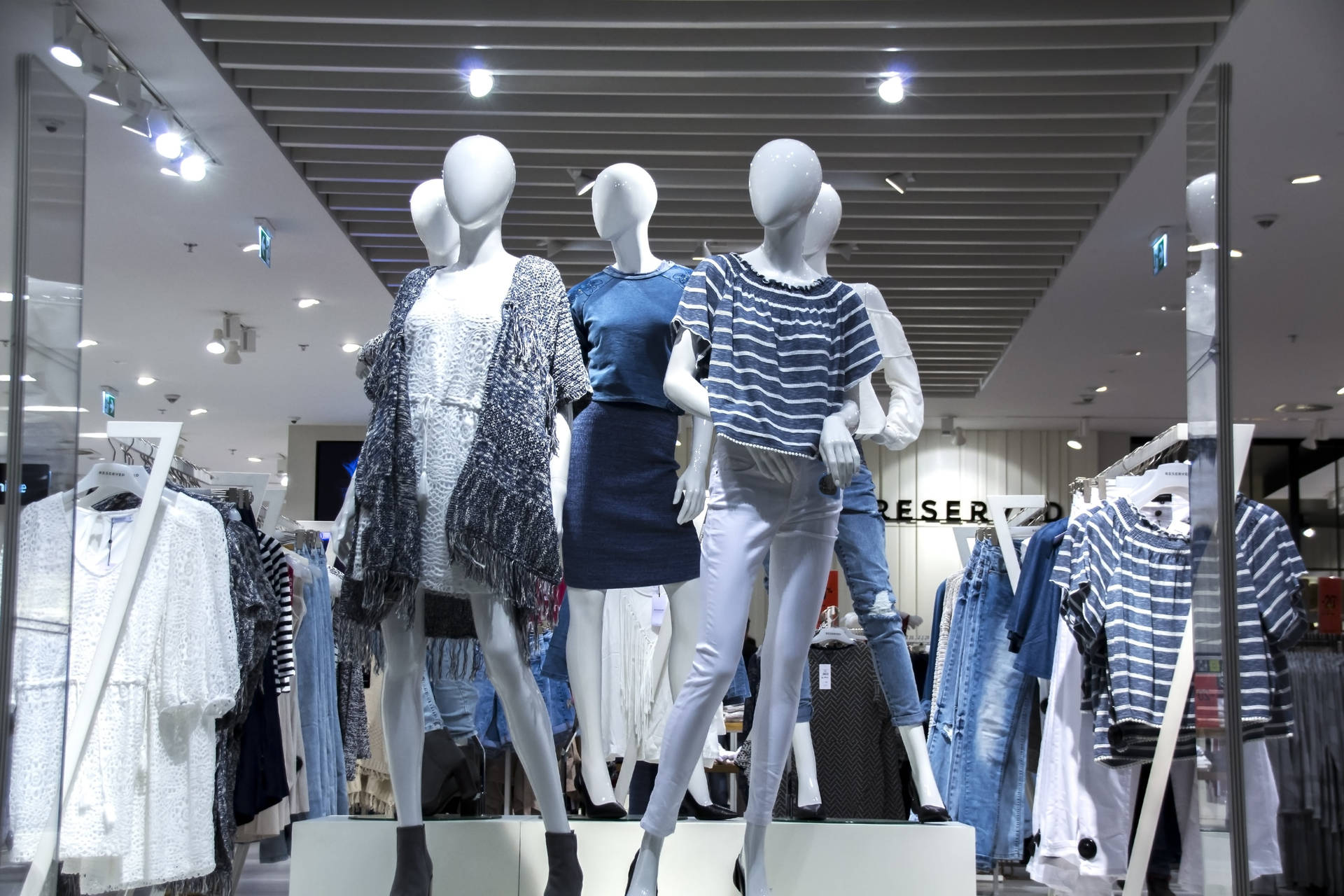 零售服裝店內穿著時尚服裝的人體模型。