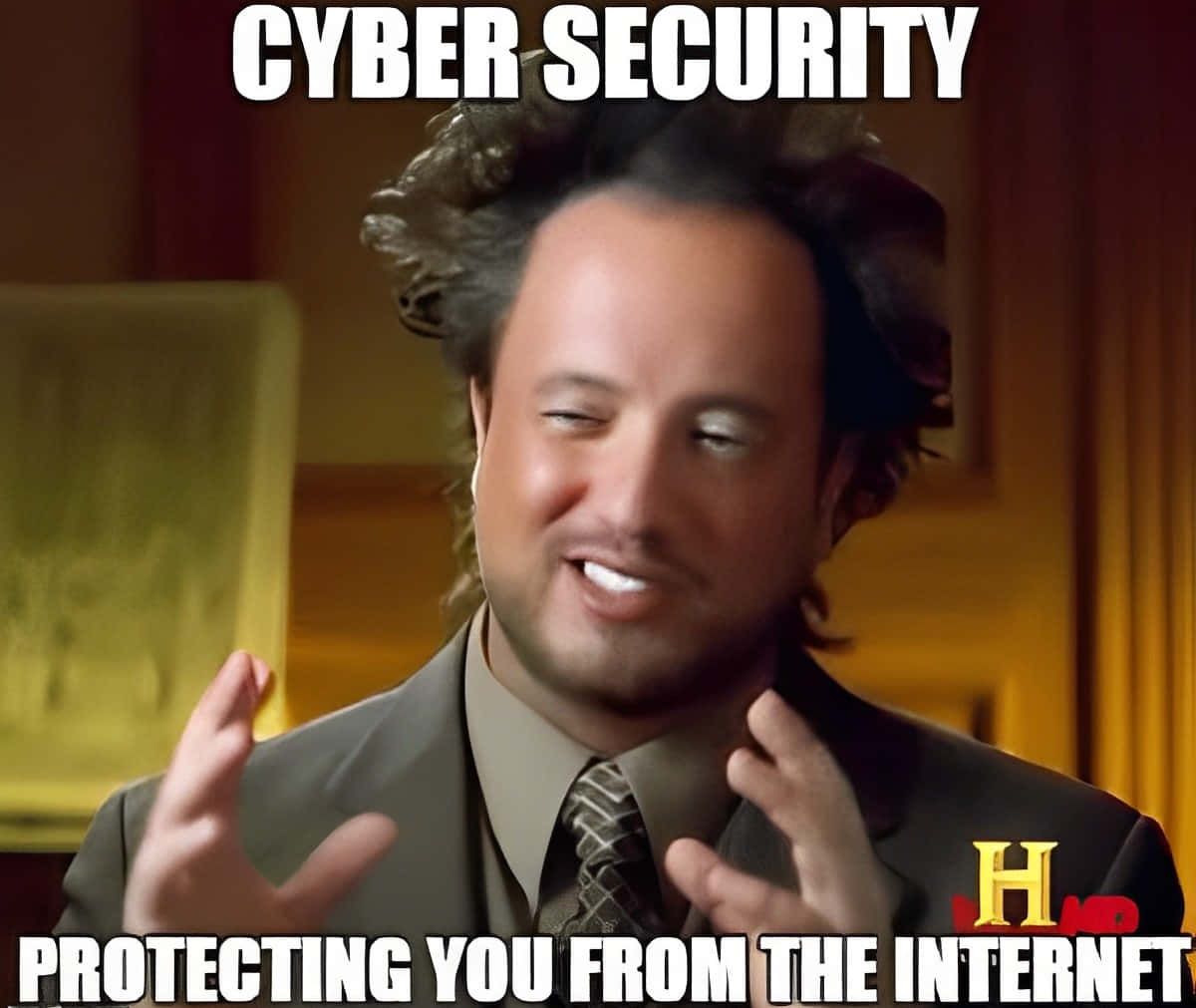Cybersecurity Memes 桌布 壁紙 — 穿著西裝、頭髮凌亂、露出得意笑容的男子做手勢，文字寫著「網絡安全保護你免受互聯網侵害」。