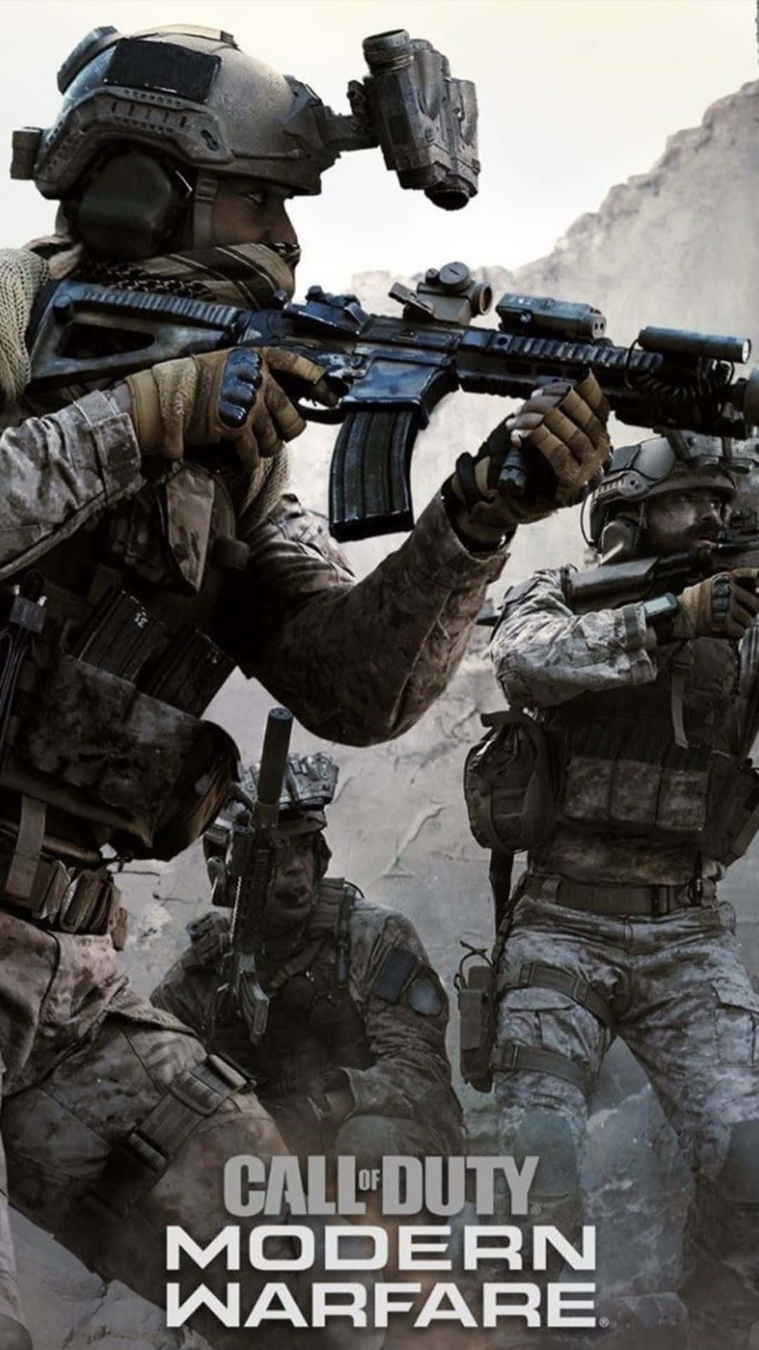 Call Of Duty Weapons 桌布 壁紙 — 穿著迷彩裝備的士兵在塵土飛揚的山地地形中前進，配備現代突擊步槍。
