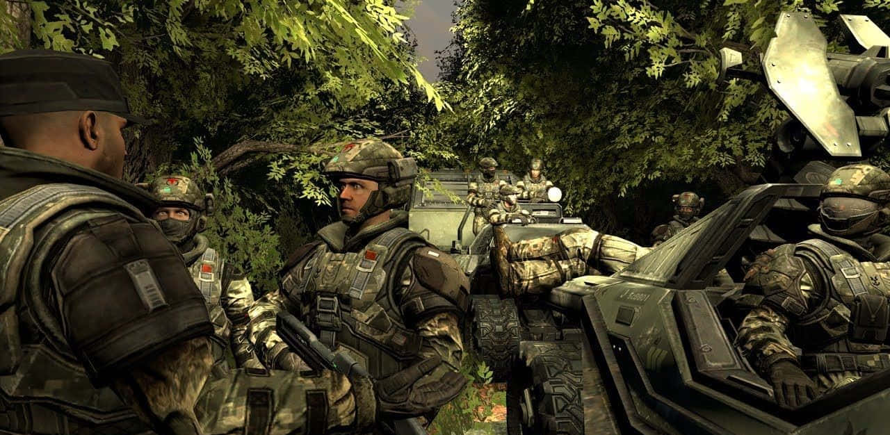 Halo Unsc 桌布 壁紙 — 穿著迷彩裝備的士兵站在茂密綠色叢林環境中的裝甲車附近。