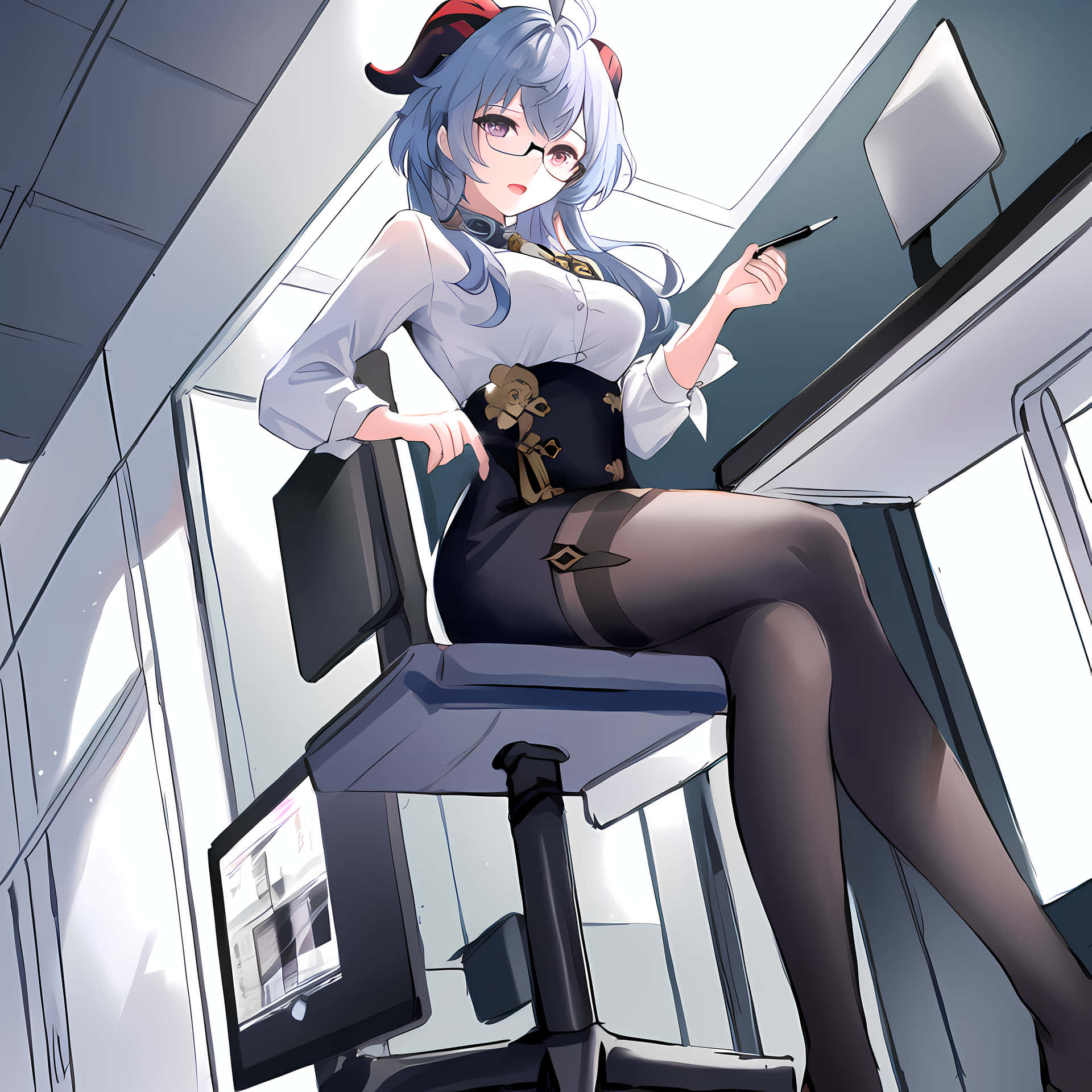 藍髮戴眼鏡的動漫女孩坐在辦公椅上拿著筆。