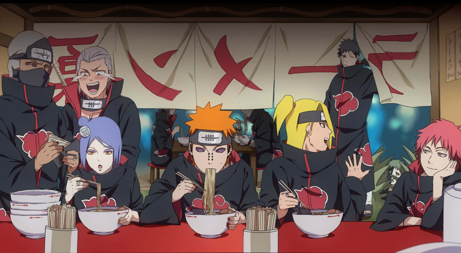 Akatsuki Members 桌布 壁紙 — 穿著黑色曉組織長袍的動漫角色在紅色桌子前吃拉麵，上方掛著紅色漢字的橫幅。