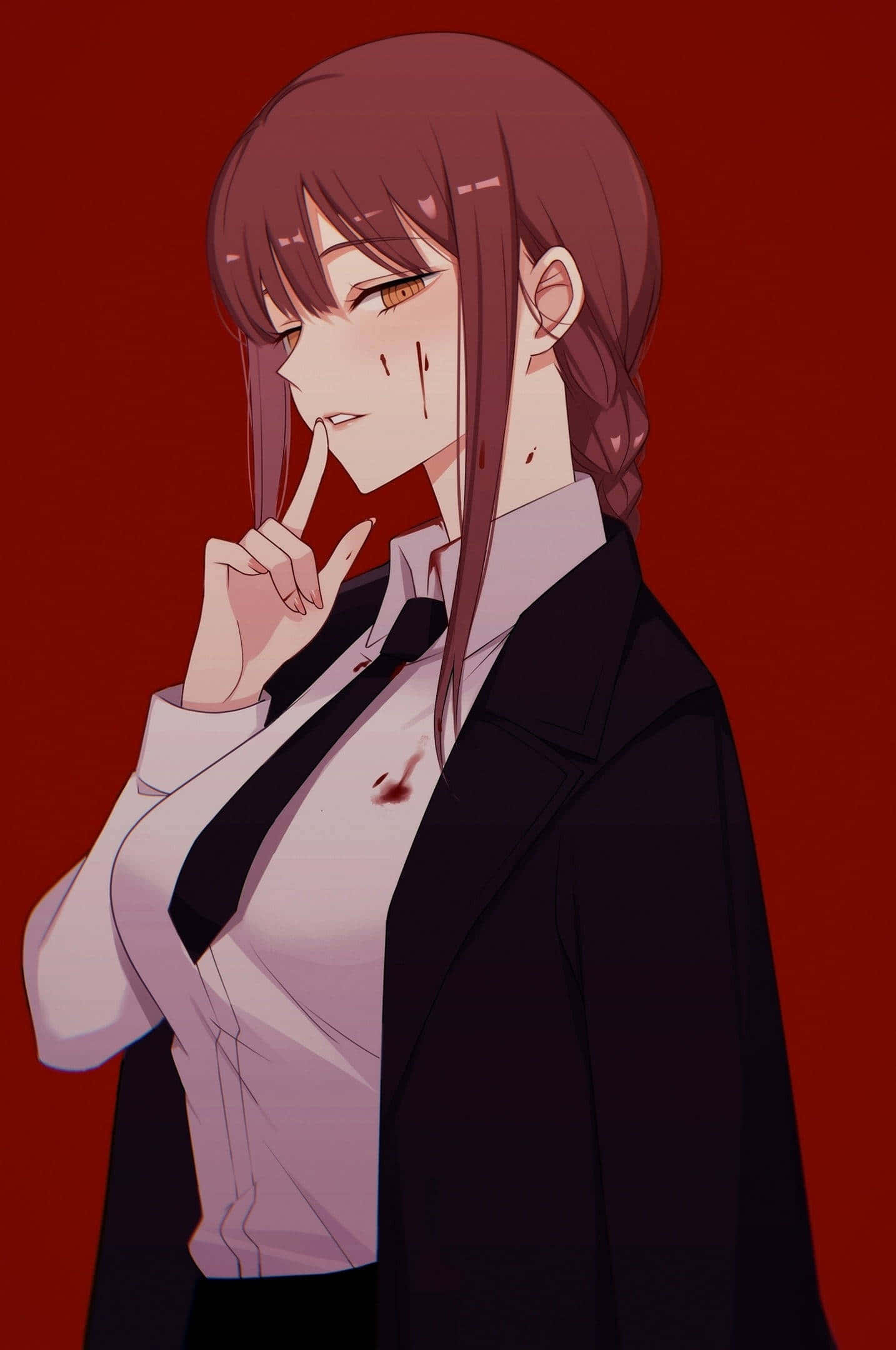 穿西裝動漫女性頭像，紅髮帶血跡 壁紙 — 一個辮子頭髮、襯衫上有血跡的動漫女孩，在深紅色背景前將手指放在嘴唇上。