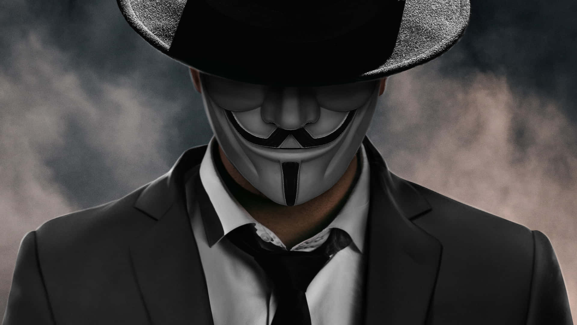 身穿西裝和軟呢帽，戴著蓋伊·福克斯面具的人物，背景煙霧彌漫。