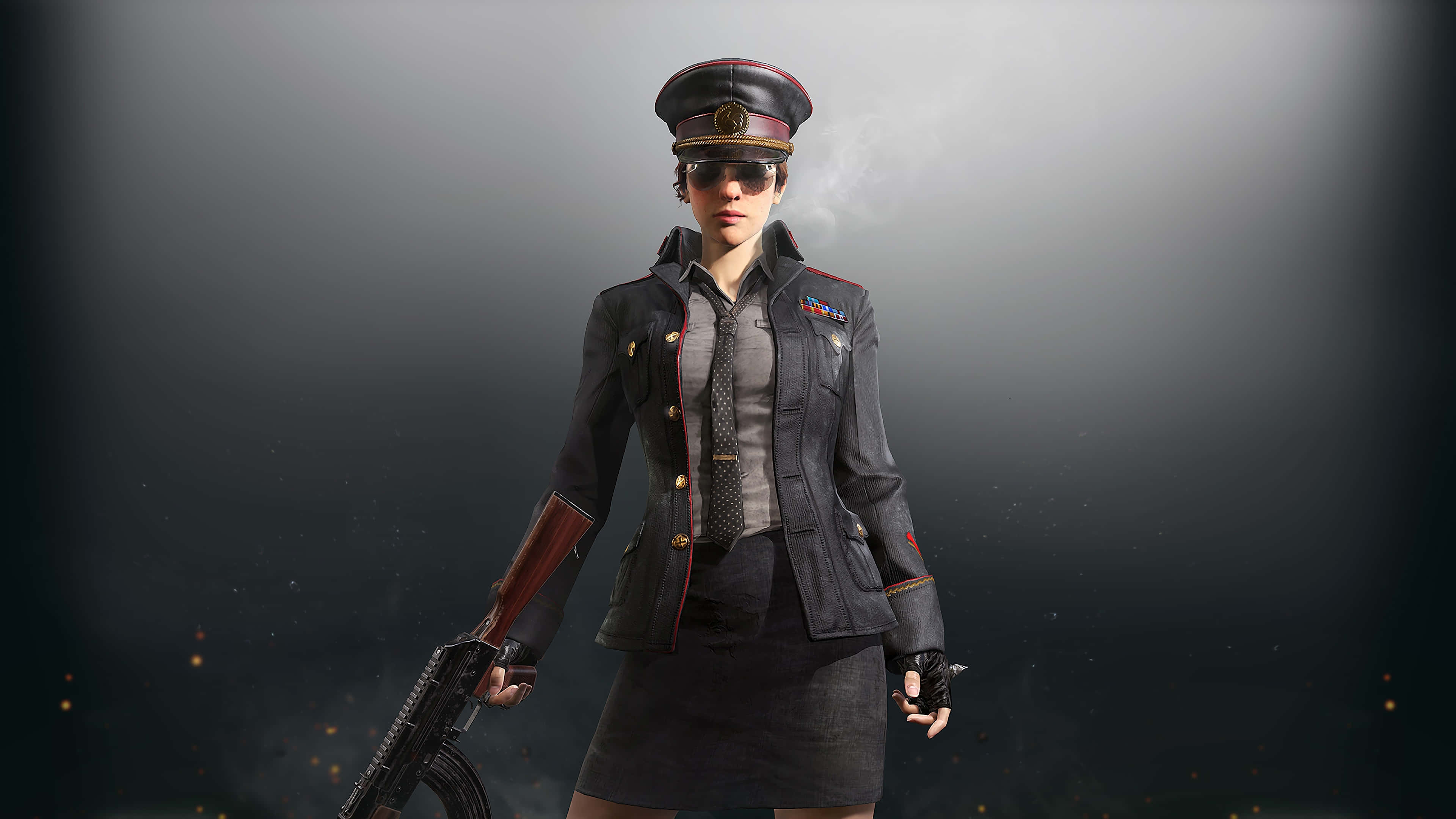 穿警察制服的PUBG女孩 壁紙 — 一位身穿深色制服和帽子的女兵，在煙霧彌漫的灰色背景中，手持步槍，周圍有發光的粒子。