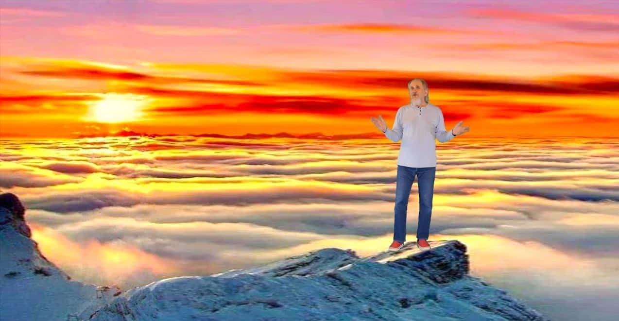 穿越天堂的美景 壁紙 — 一個人站在白雪覆蓋的懸崖上，俯瞰著沐浴在熾熱日落色調中的雲海。
