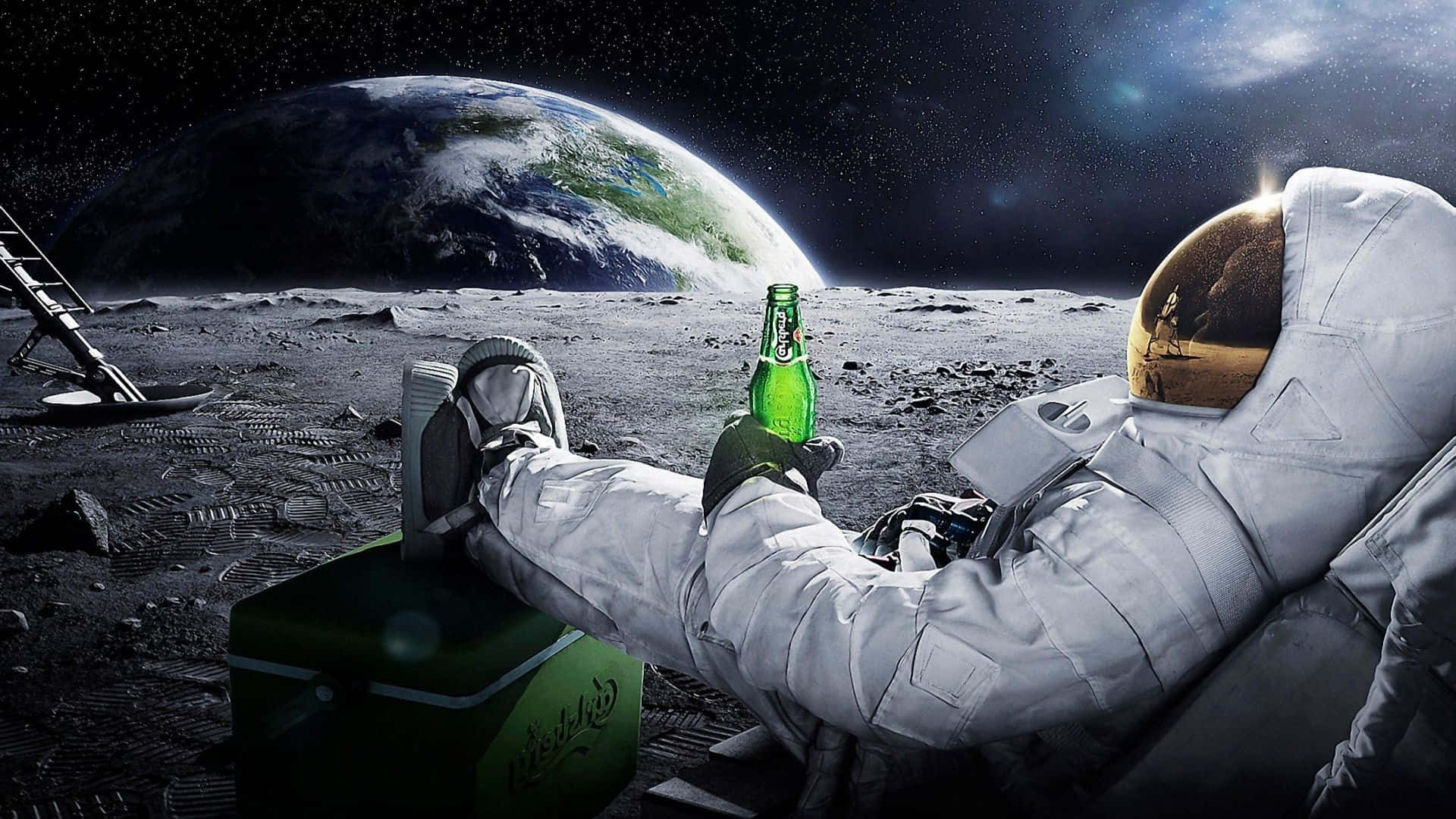 太空人在月球上手持啤酒瓶，地球在背景中